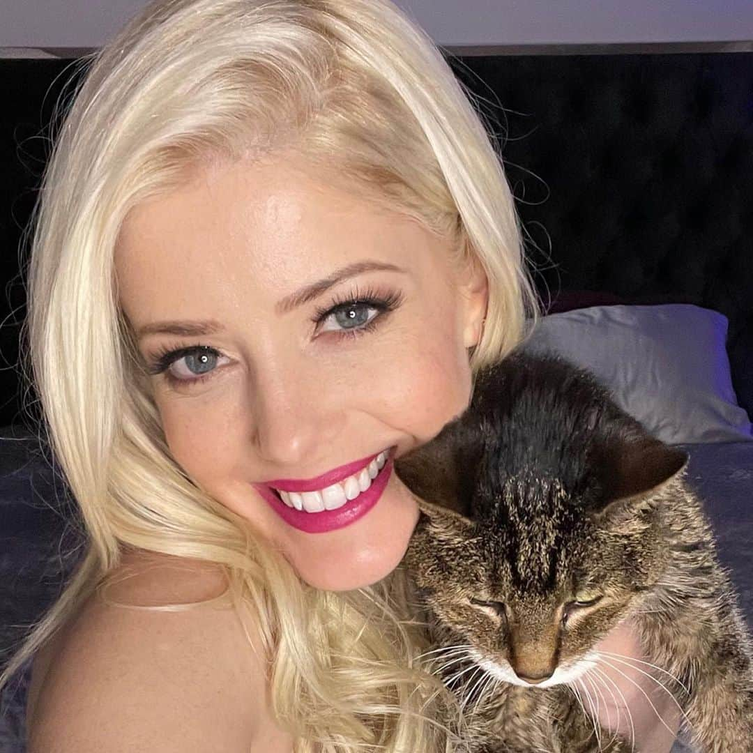 Charlotte Stokelyさんのインスタグラム写真 - (Charlotte StokelyInstagram)「My favorite 🐈, Princess Kidden Kat! #20yearoldcat #catsofinstagram」12月4日 6時11分 - charlottestokely