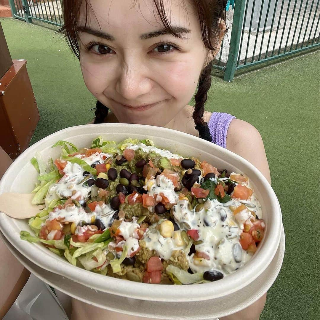 西脇梨紗さんのインスタグラム写真 - (西脇梨紗Instagram)「. お気に入りのご飯屋さんすぎて 今回の旅行で2回行った @zambrero 🥗 （毎日でも行きたい）  サラダに見えるけどお野菜もお肉もお米もはいってるよ！ 自分でカスタムできてボリュームたっぷり、価格も🙆‍♀️  タコライスみたいなイメージかな？？  全部自分好みでカスタムできるから 美味しいのは当然だよね😂🤣  私は絶対チキンを選んでお米は真っ黒のお米にしてた🌾  好きすぎるので日本にもできて欲しい🥲  まあ何より、水に濡れた後のご飯って 本当に美味しいよね🤭  #zambrero #australia #goldcoast #trip #オーストラリア #ゴールドコースト #オーストラリア旅行 #ゴールドコースト旅行 #旅行 #オーストラリア生活 #ゴールドコースト生活 #mytrip #海外旅行 #travel #burleigh #burleighheads #オーストラリアグルメ #オーストラリアカフェ #vegan #veganfood #glutenfree #healthyfood #healthylifestyle #healthy #food」12月4日 6時11分 - risa_nishiwaki