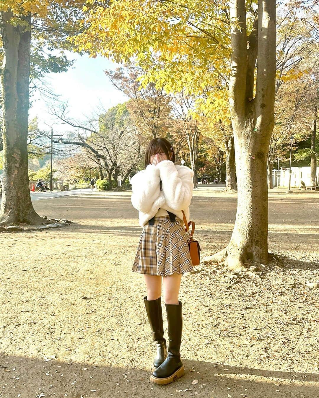 廣川奈々聖さんのインスタグラム写真 - (廣川奈々聖Instagram)「彼女感？🐱🍁🤍️️️⛅️ ⁡ ⁡ 紅葉見たくてお散歩した日！心が安らいだ〜 ⁡ 最後めっちゃ笑ってるᐡ> ·̫ <ก̀ ⁡ ⁡ ⁡  #ななせのふく ⁡#吉祥寺 #井の頭公園 #紅葉スポット #紅葉シーズン #おでかけスポット #秋コーデ」12月3日 21時19分 - nanaseven7_u_u