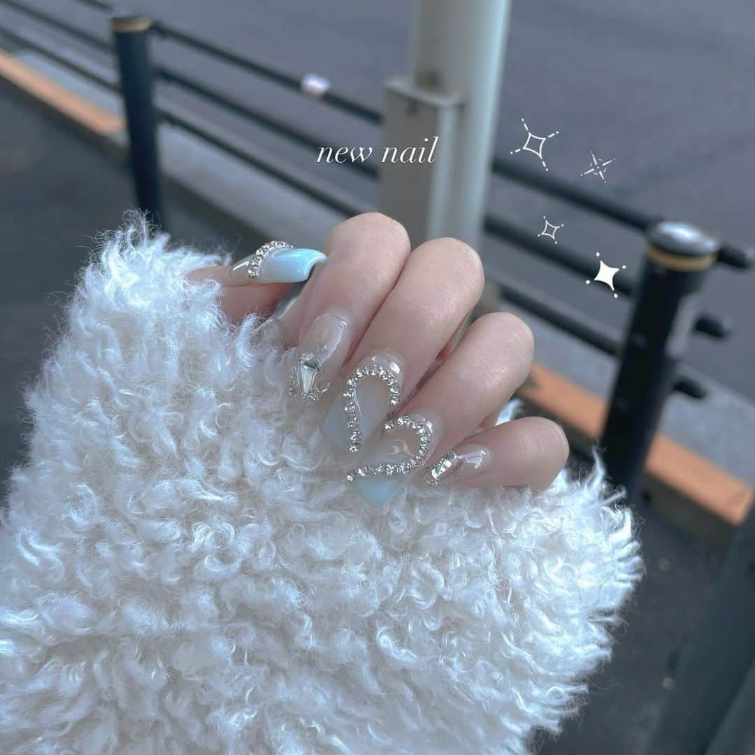 河﨑莉奈のインスタグラム：「new nails🩵❄️⁺₊˚✧  天才ネイリスト(=^x^=).ᐟ.ᐟ  @_jemiy_u   シンデレラみたいでお気に入り🩵🪽」