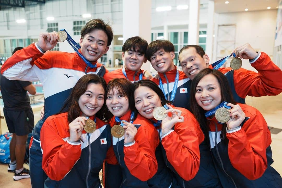 髙津奈々のインスタグラム：「🇯🇵🥉🧜‍♀️🧜‍♂️🥉🇯🇵  今大会は男女共に 4×100mサーフィスリレーで表彰台に登りました🥉  色々な運も重なった結果ですが みんなでこうやって大会の締めくくることができた種目でした🇯🇵  #finswimming #finswimmer #asianchampionship  #フィンスイミング #アスリート #日本代表 #日本記録更新  #メダリスト　  📸: @4416photo」