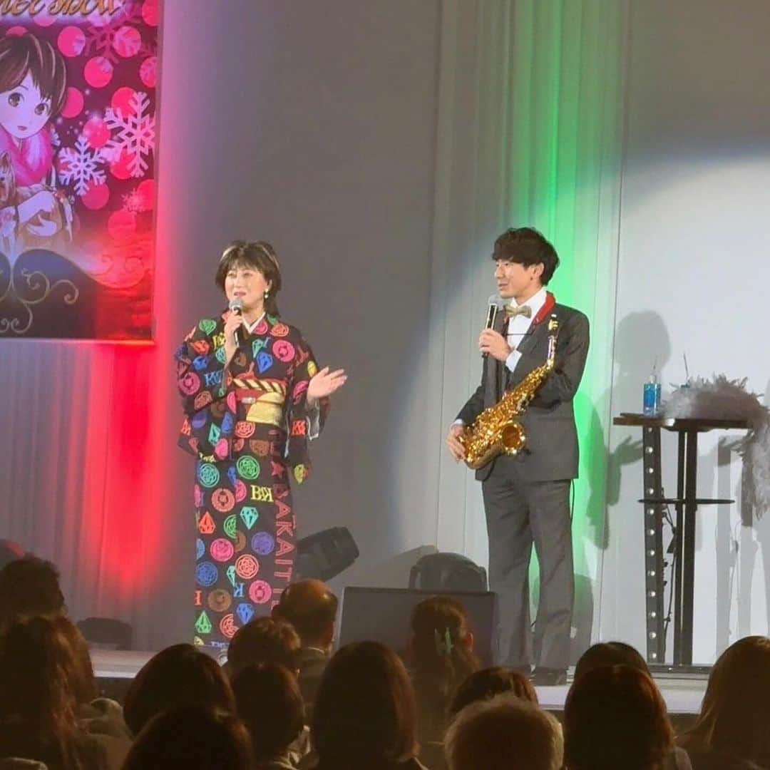 水谷千重子さんのインスタグラム写真 - (水谷千重子Instagram)「本日ホテル東日本宇都宮さんでの6回目のディナーショーだったわよ🎄🎄🎤🎤💓💓 最高のお客様とジョインできて千重子幸せ⭐️⭐️💓💓 そしてゲストの上野耕平ちやんのサックス🎷が良すぎて鳥肌たっちゃったわ🥹🥹 感動音色から暴走族の音色まで幅広く吹いてくれたわよ😂😂😂😂 あ〜楽しかった🤣🤣🤣 また宇都宮に戻ってきますからね😉🙇‍♀️🙇‍♀️🙇‍♀️ 皆様に感謝ありがとうございました☆⭐️⭐️ 次は福岡よ💓福岡はまだ少しお席あります！是非会いに来て🎄🎄🎄 #上野耕平 #水谷千重子 #ディナーショー #ホテル東日本宇都宮」12月3日 21時20分 - mizutanichieko