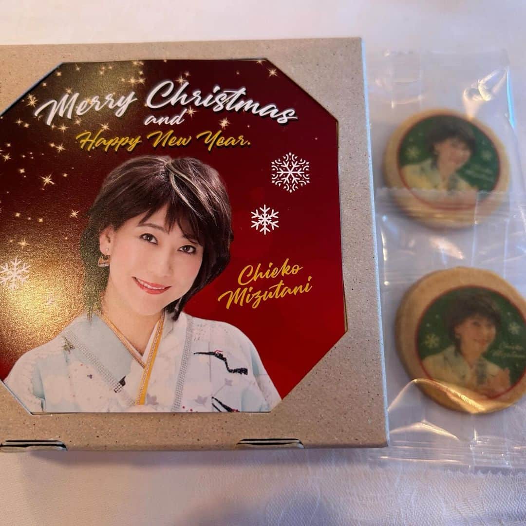 水谷千重子さんのインスタグラム写真 - (水谷千重子Instagram)「本日ホテル東日本宇都宮さんでの6回目のディナーショーだったわよ🎄🎄🎤🎤💓💓 最高のお客様とジョインできて千重子幸せ⭐️⭐️💓💓 そしてゲストの上野耕平ちやんのサックス🎷が良すぎて鳥肌たっちゃったわ🥹🥹 感動音色から暴走族の音色まで幅広く吹いてくれたわよ😂😂😂😂 あ〜楽しかった🤣🤣🤣 また宇都宮に戻ってきますからね😉🙇‍♀️🙇‍♀️🙇‍♀️ 皆様に感謝ありがとうございました☆⭐️⭐️ 次は福岡よ💓福岡はまだ少しお席あります！是非会いに来て🎄🎄🎄 #上野耕平 #水谷千重子 #ディナーショー #ホテル東日本宇都宮」12月3日 21時20分 - mizutanichieko