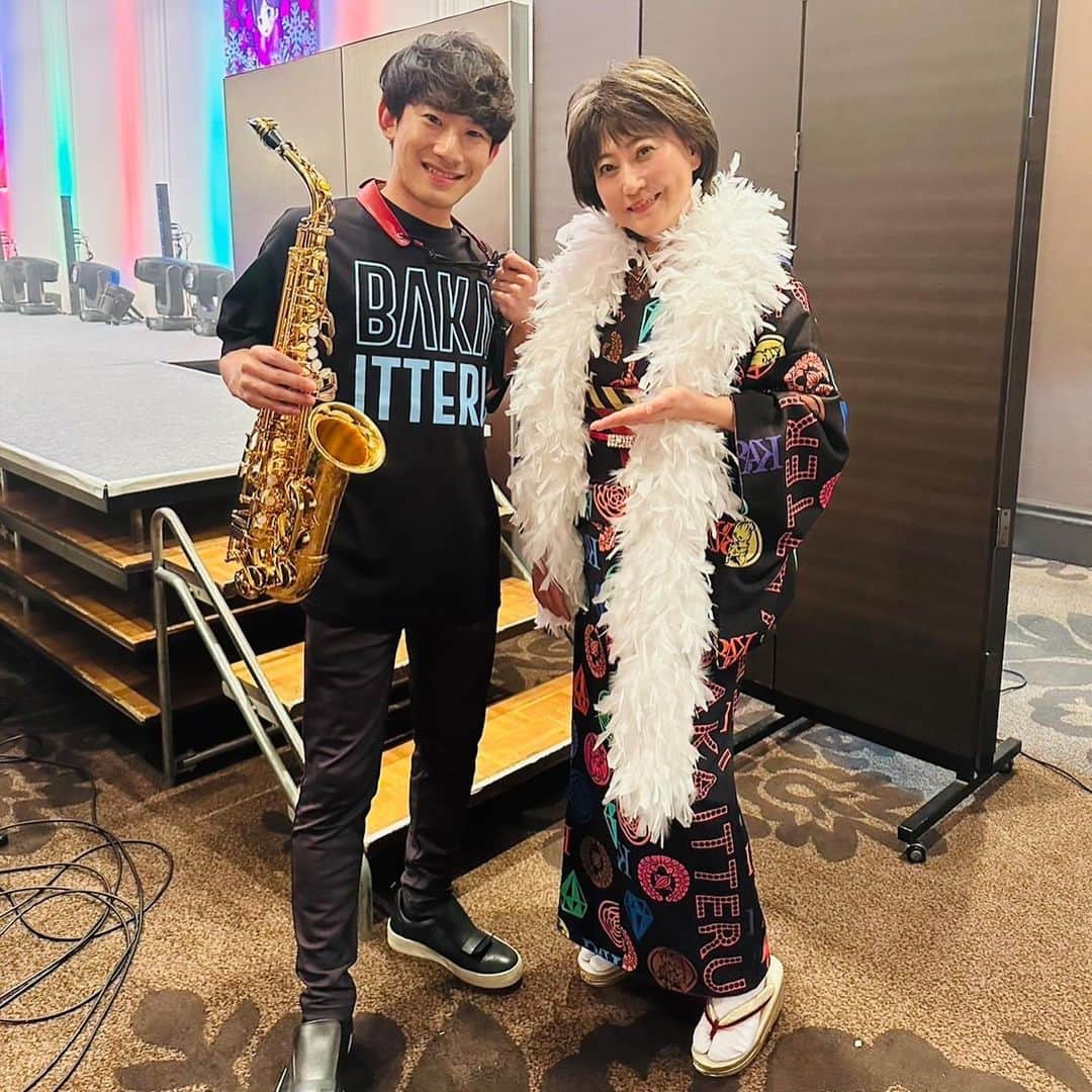 水谷千重子さんのインスタグラム写真 - (水谷千重子Instagram)「本日ホテル東日本宇都宮さんでの6回目のディナーショーだったわよ🎄🎄🎤🎤💓💓 最高のお客様とジョインできて千重子幸せ⭐️⭐️💓💓 そしてゲストの上野耕平ちやんのサックス🎷が良すぎて鳥肌たっちゃったわ🥹🥹 感動音色から暴走族の音色まで幅広く吹いてくれたわよ😂😂😂😂 あ〜楽しかった🤣🤣🤣 また宇都宮に戻ってきますからね😉🙇‍♀️🙇‍♀️🙇‍♀️ 皆様に感謝ありがとうございました☆⭐️⭐️ 次は福岡よ💓福岡はまだ少しお席あります！是非会いに来て🎄🎄🎄 #上野耕平 #水谷千重子 #ディナーショー #ホテル東日本宇都宮」12月3日 21時20分 - mizutanichieko