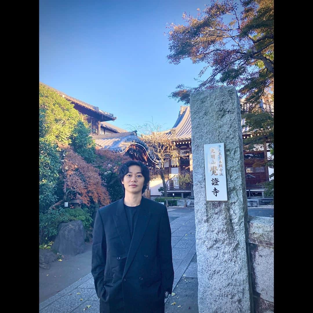 碓井将大さんのインスタグラム写真 - (碓井将大Instagram)「無事32歳を迎えました。 そして、爺ちゃんの17回忌にも顔出してきて、挨拶してきました。  お爺ちゃんは病院で戦隊のO.A.見てくれたんだよ、って婆ちゃんから。 そんな婆ちゃんも90歳。今もとっても綺麗で愛しのお婆ちゃんです。  2024年にはすでに仮面ライダーの劇場版があったり、他にも大きな報告が出来ると思います。  年々時間の流れが早くなっていっている気がして、 気付くと生きることに一生懸命になっている自分がいたりします。 何かに熱中している時間が増えたとポジティブに捉えています🔥  ただ、2023年もバーっと走り抜けてきてしまったので、 時には立ち止まって自分を見つめる事も必要だと思いました。  いつも変わらず大きな目標を設定して新しいものに触れる 2024年はそんな年にもしたいなと思いました。  プライベートやSNS等でコメントを下さった方、いつも本当にありがとうございます。  まだまだ未熟な碓井ですが、 日頃からメッセージをくれる皆さんの声を頼りに これからも沢山失敗を重ねて生き進んでいきたいです。  自分だけにしか出来ない役や 誰かを勇気づける仕事を作っていきたいです。  2023.12.3　碓井将大」12月3日 21時22分 - masahiro_usui1203