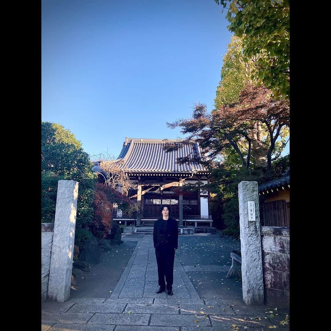 碓井将大さんのインスタグラム写真 - (碓井将大Instagram)「無事32歳を迎えました。 そして、爺ちゃんの17回忌にも顔出してきて、挨拶してきました。  お爺ちゃんは病院で戦隊のO.A.見てくれたんだよ、って婆ちゃんから。 そんな婆ちゃんも90歳。今もとっても綺麗で愛しのお婆ちゃんです。  2024年にはすでに仮面ライダーの劇場版があったり、他にも大きな報告が出来ると思います。  年々時間の流れが早くなっていっている気がして、 気付くと生きることに一生懸命になっている自分がいたりします。 何かに熱中している時間が増えたとポジティブに捉えています🔥  ただ、2023年もバーっと走り抜けてきてしまったので、 時には立ち止まって自分を見つめる事も必要だと思いました。  いつも変わらず大きな目標を設定して新しいものに触れる 2024年はそんな年にもしたいなと思いました。  プライベートやSNS等でコメントを下さった方、いつも本当にありがとうございます。  まだまだ未熟な碓井ですが、 日頃からメッセージをくれる皆さんの声を頼りに これからも沢山失敗を重ねて生き進んでいきたいです。  自分だけにしか出来ない役や 誰かを勇気づける仕事を作っていきたいです。  2023.12.3　碓井将大」12月3日 21時22分 - masahiro_usui1203