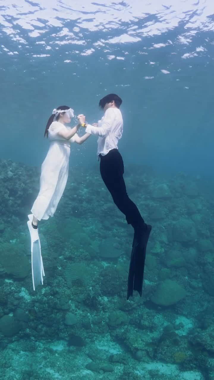 Hikaru Nakamuraのインスタグラム：「Underwater Wedding 🧜🧜‍♂️  #ウェディングフォト#前撮り#水中#海#沖縄#宮古島#シュノーケル#スキンダイビング#wedding#weddingphotography #leaderfins」