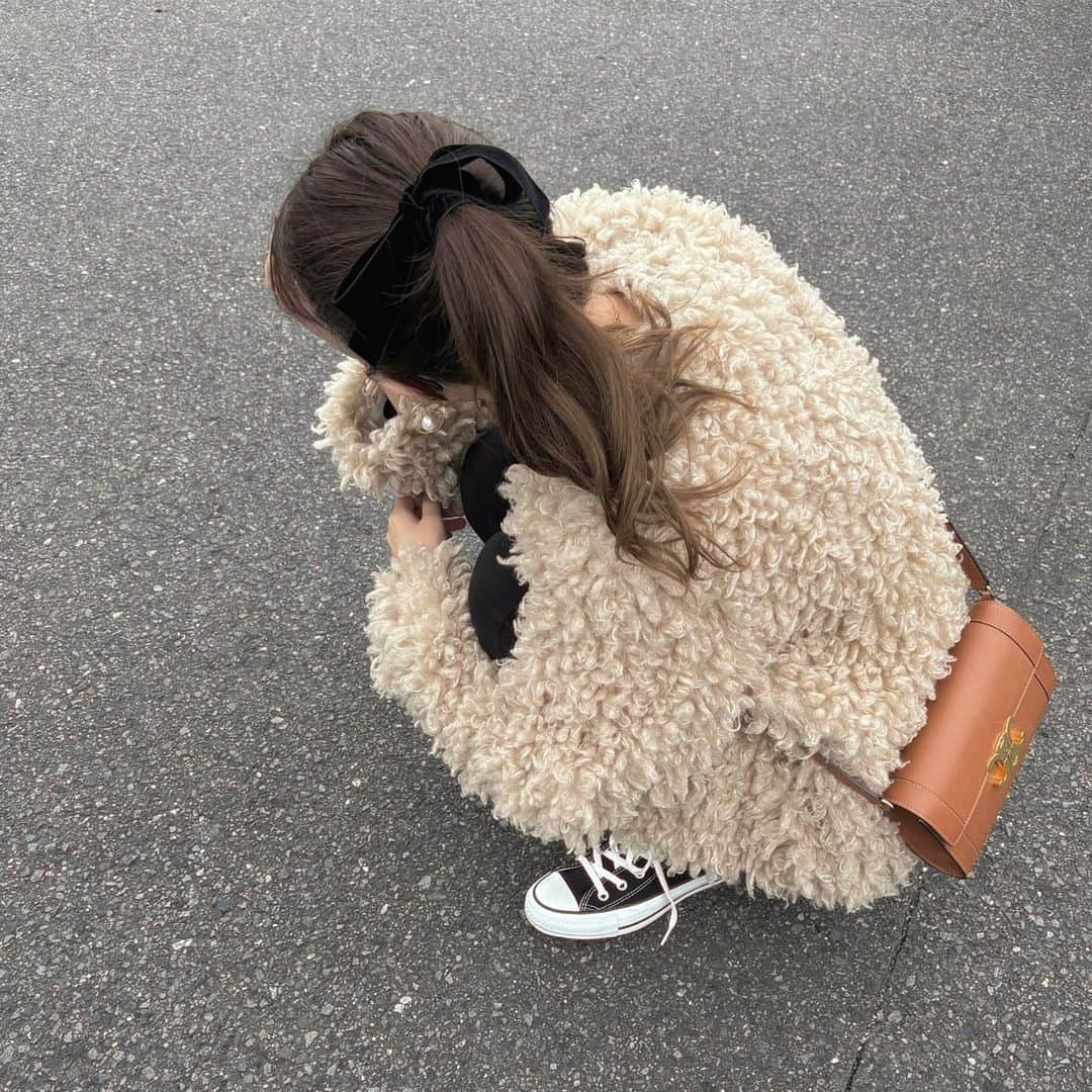 Maiのインスタグラム：「・ モコモコ暖かい🧸🤎  私が着てるのは数年前のものだけど毎年着てる♡  髪型はポニーテール×ベロアリボン🎀  #converse #コンバース #celine #celinebyhedislimane」