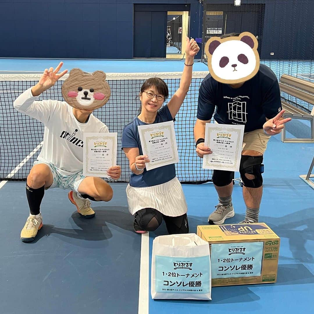 田中美佐子さんのインスタグラム写真 - (田中美佐子Instagram)「「テニストリプルス　全国大会in東京」  初めての挑戦でした。 ルールが難しかったけど。 こっそり参加させていただきました マスクして^_^ この年で、よく頑張った！ テニスとは少し違うけど、３人で助け合えるし、作戦も３人分だから、心強い。 ボールもグリーンボールっていうので柔らかいから、自分の打つボールが遅くなっちゃうけど、その分男性のボールも遅くなるから取りやすくなります。 だから余計に楽しい。 一位二位トーナメントのコンソレ（トーナメントで負けちゃった人同士の戦いです）の優勝です^_^ みなさんほんとにお上手でした！  祝勝会で肉たらふく食べて、お互いを讃え合い解散！  今日は全身筋肉痛です。 友よ、ありがとう！  最近の綺麗な夕陽もご覧くださいー！  #テニス#トリプルス#焼肉」12月3日 21時25分 - tanakamisako_
