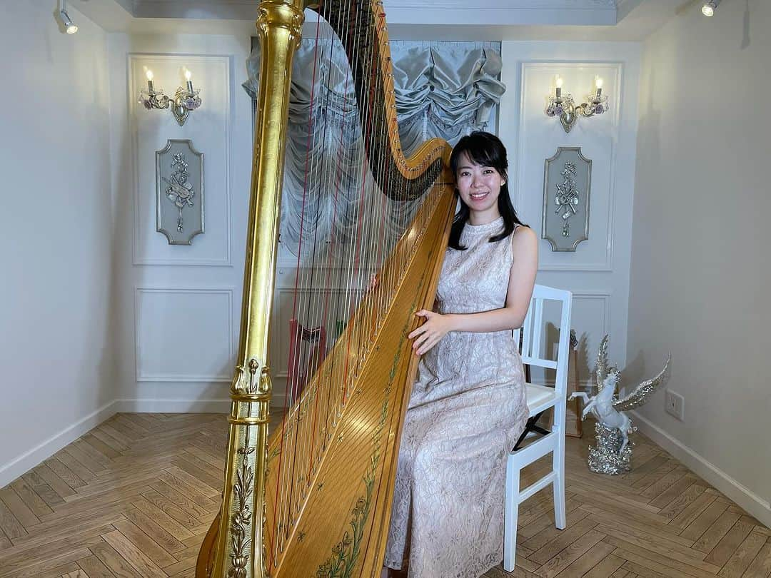 松岡みやびのインスタグラム：「@harpist_mariko_inoue  ミヤビメソードスタッフ 真梨子先生🌸  The miyabimethod teacher,Mariko plays for the YouTube Christmas school concert on Dec.24 2023  #発表会 #撮影秘話  #ナイチンゲール #ゲシュタルト療法 #エンプティーチェア  ミヤビメソードでは 心理学を音楽に取り入れたレッスンをしています。  体が固いときは 頭で〜しなきゃ！ という思い込みが必ず邪魔しているので、  ひたすら何時間も練習するより体のメッセージを聴いてあげるほうが早いのです。  真梨子先生が、指関節とおしゃべりしてみたところ…  親指＝お父さん 人差し指＝お母さん  の声が聴こえてきたそうです。  女性は働いて自立するべき！と頑張っているお母さんは、 お父さんに頼ったり甘えたりするのが嫌。  お父さんも、女性に頼られると面倒くさいなぁ…と避けてしまう。  そういう子どもの頃に感じた夫婦のイメージが自分の指に投影されていて、  ハープをかまえるときの基本の型（キツネ）  の親指と人差し指がくっつかない（お父さんとお母さんをくっつけるのが違和感）  という潜在意識に潜む問題点に気づいたそうです。  今年の発表会では、 真梨子先生は  「女性性の開花」  をテーマにしたい🌸  とチャレンジなさいました✨  男性に頼ることが媚びていたり弱い悪いイメージではなく、信頼し合っているからこそできる良いことなのだ。  辛いときは自分1人で頑張らずに助けて〜と甘えてもいい。  それがお父さんの男性性も開花させ、男女ともに成長してゆく。  受験競争に勝ち抜き早稲田大学から一流企業で管理職に選ばれるまでに出世し、エリート街道をまっすぐ歩んできた真梨子先生だからこそ、そのような葛藤もあったのだと思います。  指関節＝自我（頭） 手首＝心  真梨子先生が描いてくれたイラストです（2枚目）  両手の関節28個の声を聴きながら、自分のトラウマや思い込みから開放される勇気あるチャレンジ🔥  左肘をひらけない人も多いですが… 左肘の声を真梨子先生が聴いたら  「人前で本音を言うのが怖い‼️」  と肘が言いました。  脇を締める動作は警戒心の表れなのですね。  こうして、体の声と対話しながら自分と向き合ってゆく撮影は…4時間にも及びました。  「命懸けでした〜！！」  と、最後に女性らしい美しい笑顔を見せてくれた真梨子先生👏  すばらしい🌸🌸🌸  12/24 YouTubeにてミヤビメソードクリスマス発表会  一人一人の人生をかけた 熱いドラマが繰り広げられます。  お楽しみに〜🎄✨🎄」