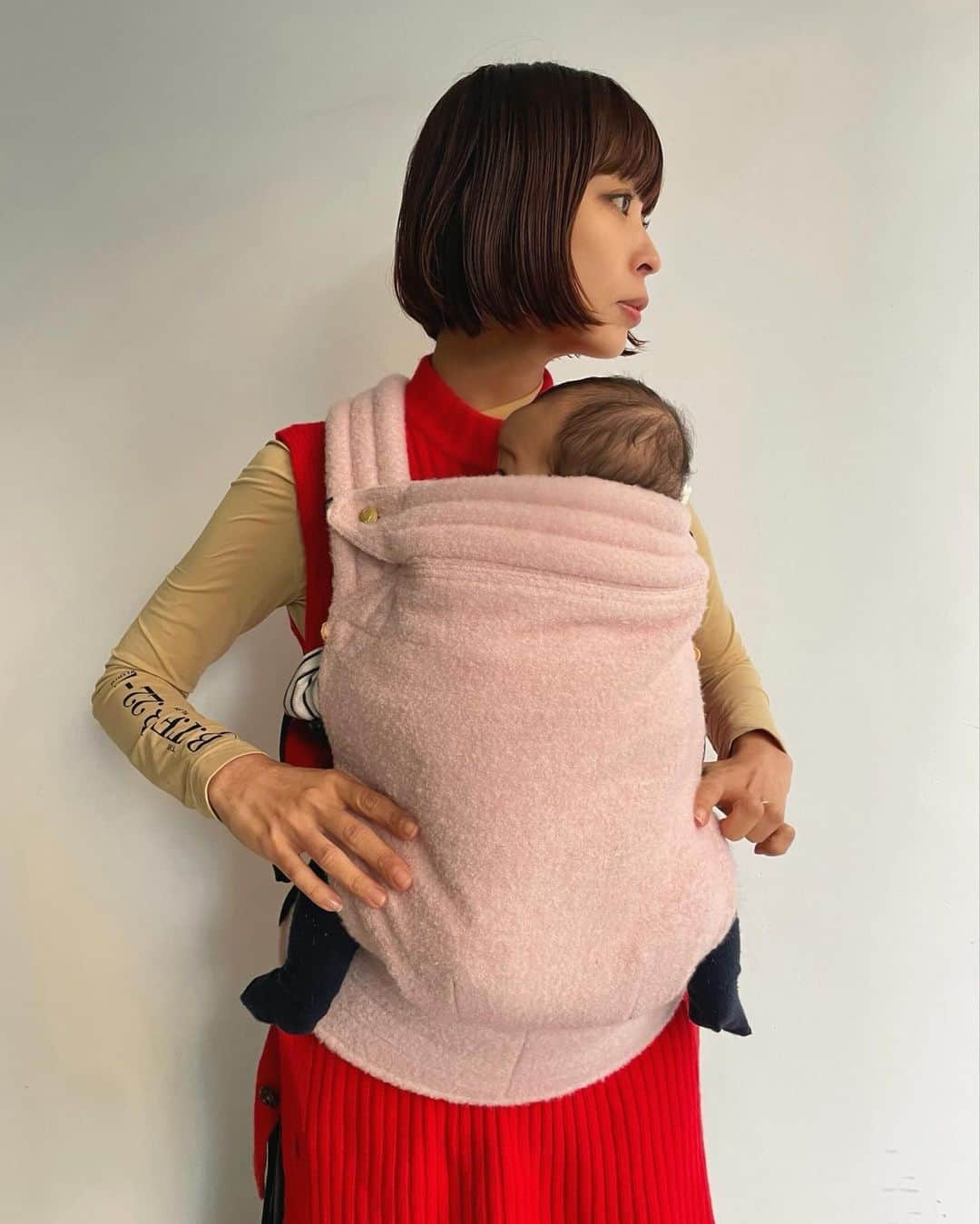 芽朗のインスタグラム：「歳を重ねて、ライフスタイルが変わって何だか自分にしっくり来なくなってしまって手放したお洋服も多いけれど、 逆に今の自分にフィットする装いも増えた。  赤やピンクは20代の頃の私より格段に今の私の方がしっくりきてる🐖  8年程前に購入したスカートは7年間殆どクローゼットの中にいたけれど、この一年で私の定番になるくらいお世話になってる不思議。  これからある変化も色々楽しんで行きたい。 あと、１２月に入ったね！(言いたかっただけ🎄)」