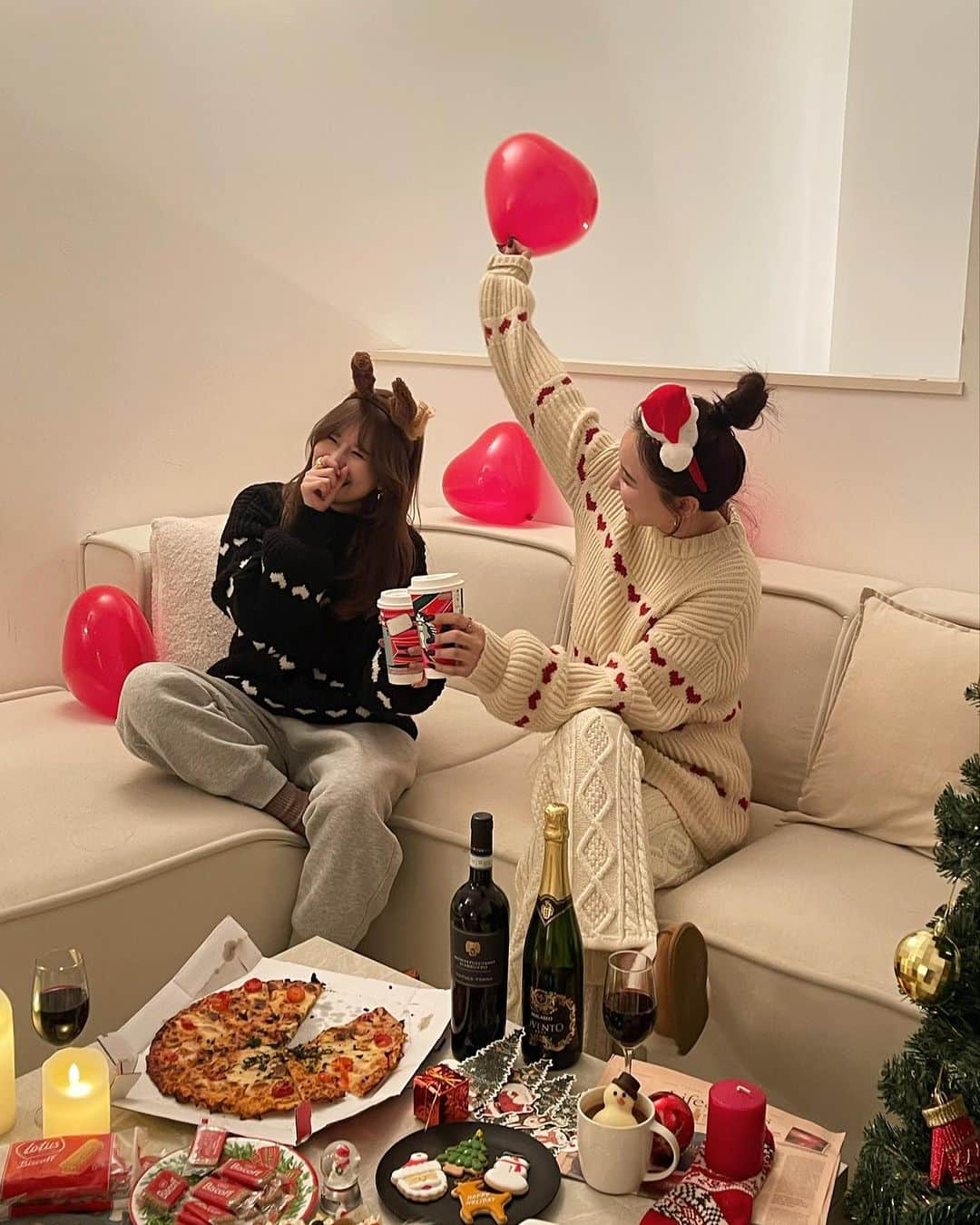 白倉あやさんのインスタグラム写真 - (白倉あやInstagram)「Christmas party in my house🎄🥂❤️✨🎅🏻 TOÉ TEAMのみんなで🫶🏻」12月3日 21時35分 - shirakur_a