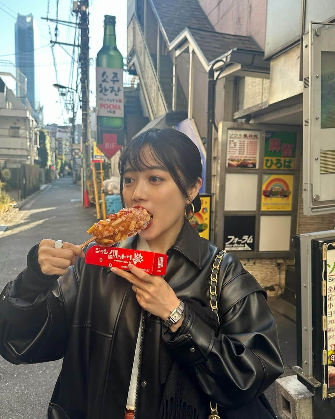 mizukiさんのインスタグラム写真 - (mizukiInstagram)「新大久保行ったらいつものサムギョプサルのお店→ハットグの流れが定番です🇰🇷へへ スヨルが冷麺取り分けてくれたり、これとこれを合わせて食べると美味しいよって教えてくれて毎回韓国料理食べるのが楽しくて新鮮☺️ サムギョプサルのお店は낭만고기(ナンマンコギ)です🎀 いっぱいDMもらったのでここに残します🤝💞 写真見てたらまた食べたくなったなぁ〜 #新大久保#サムギョプサル#日韓夫婦#한일부부」12月3日 21時29分 - mizukidrop