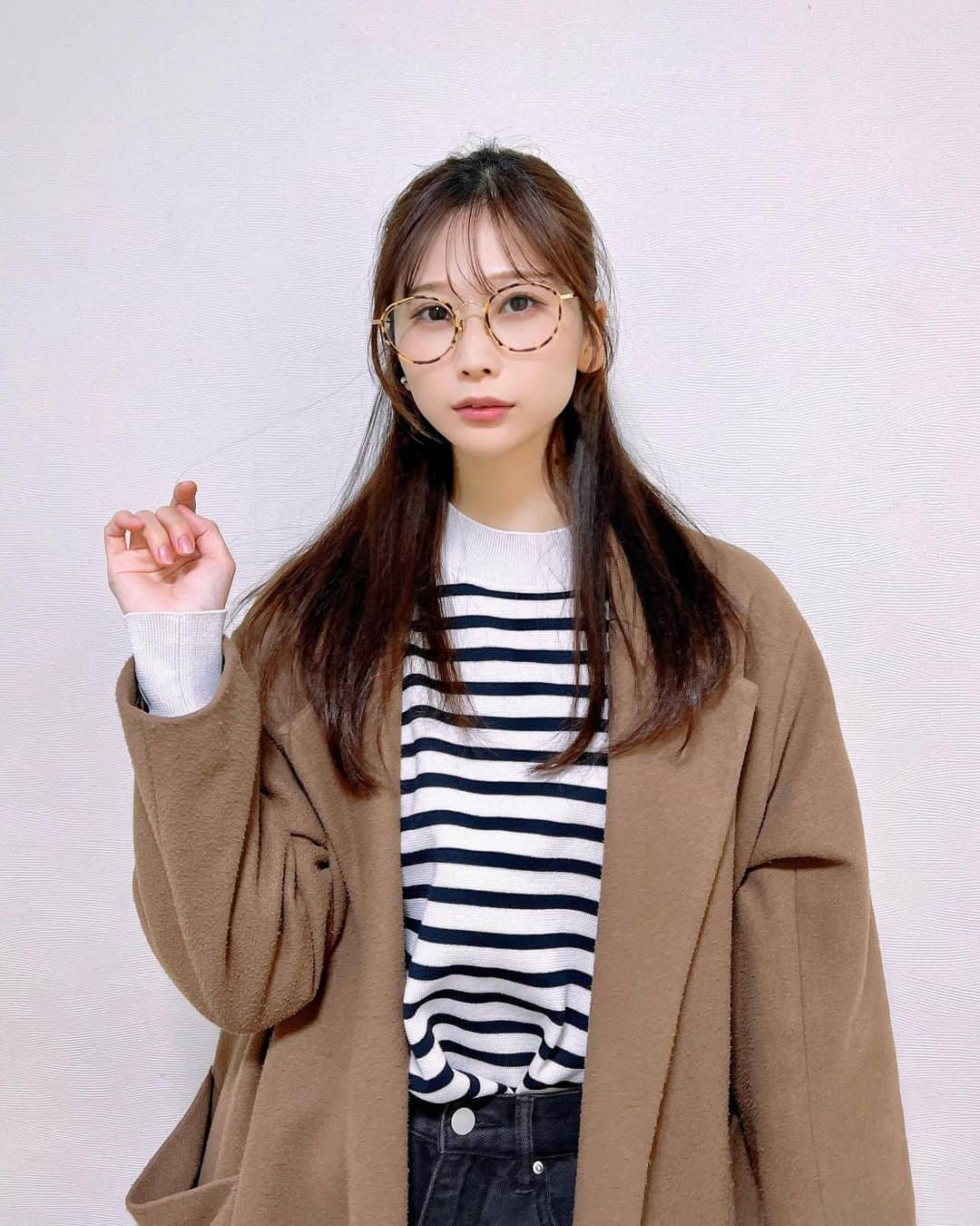 塩野響子のインスタグラム：「⠀ 冬のコート🧥沢山持ってる♡♡♡ ロングコートめっちゃすきー！ ⠀ ⠀ ⠀ #ロングコート #コート #上着 #ニット」