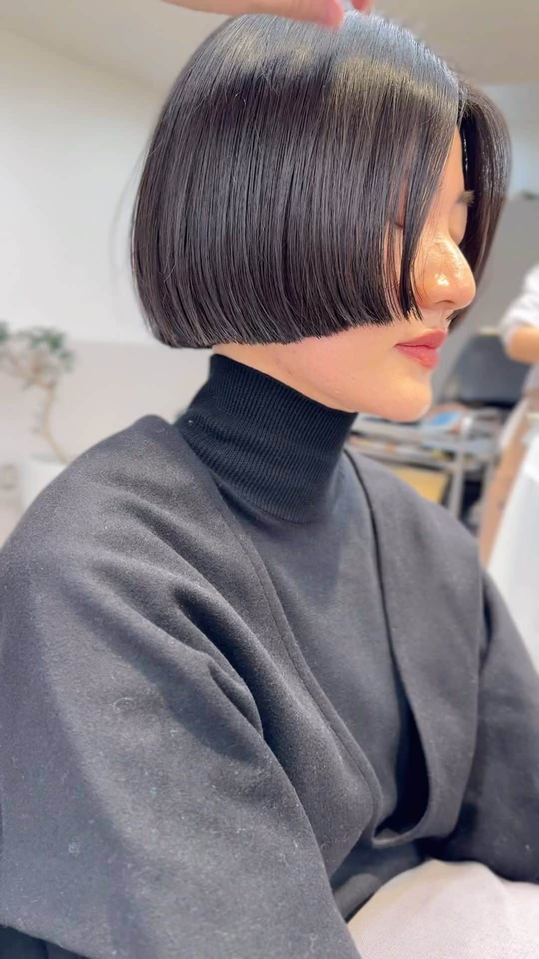 今泉孝記のインスタグラム：「#haircutvideos   前上りのパツっとボブ」