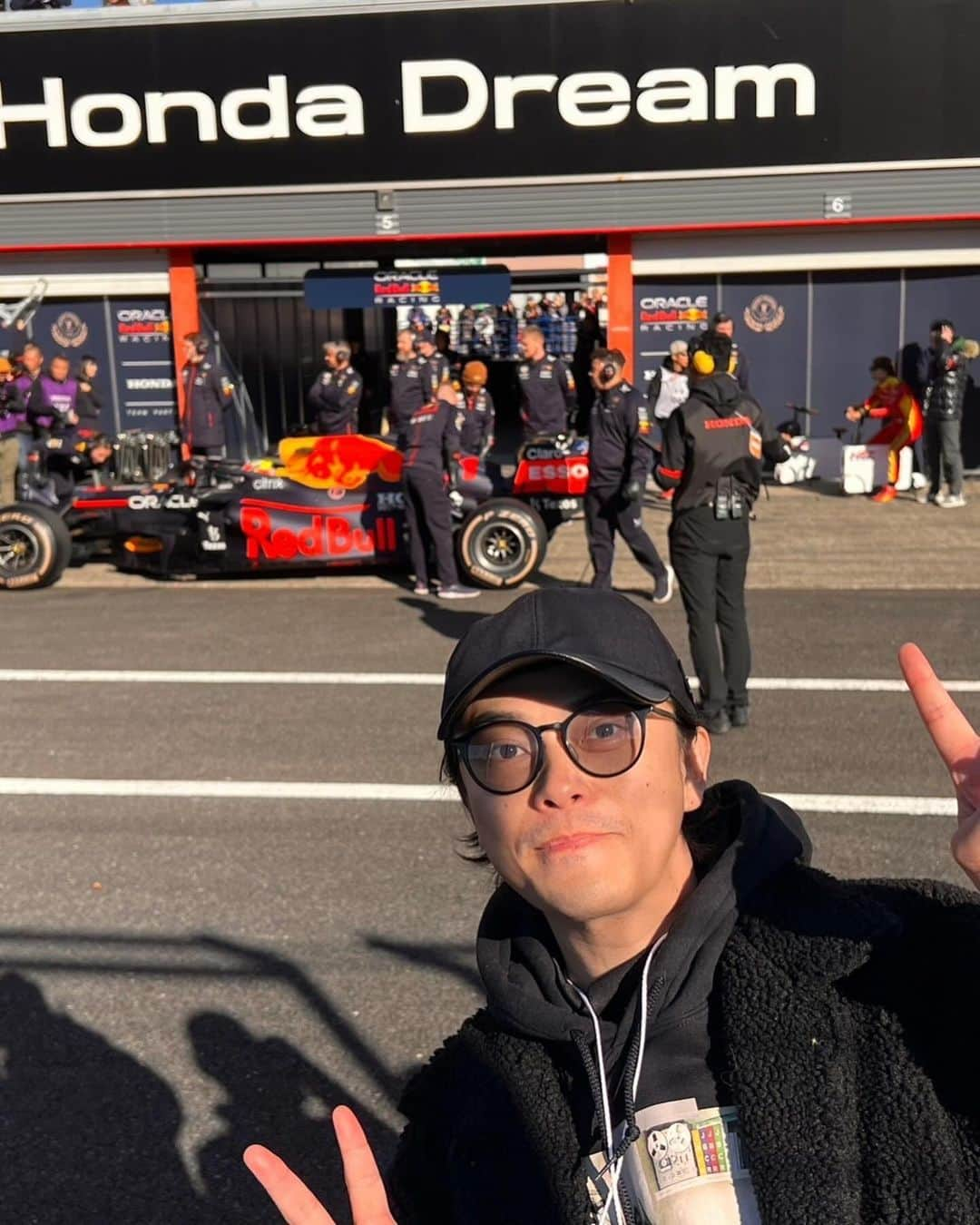 勝地涼さんのインスタグラム写真 - (勝地涼Instagram)「Honda Racing THANKS DAY 2023 に行ってきました！ ホント目の前の目の前で見させていただき ど迫力で。興奮が止まりませんでした。 やはり生で、ライブで見ることは大切だな。 世界で活躍されてる方々に触れて刺激もらいまくりでした。 そしてあの、F1ワールドチャンピオンの マックスフェルスタッペンと写真まで。 感激です。 いつか鈴鹿にも観に行きたいな。  おじさん4人旅最高だった。 宇都宮の餃子、焼きそばうますぎた。 鹿田さん、蒲池さん、さとしくんありがとう。  @hondaracingglobal  @redbullracing  @maxverstappen1  @shikaocompany24 @kamachi_takuma @satoimo18」12月3日 21時32分 - ryo.katsuji.official