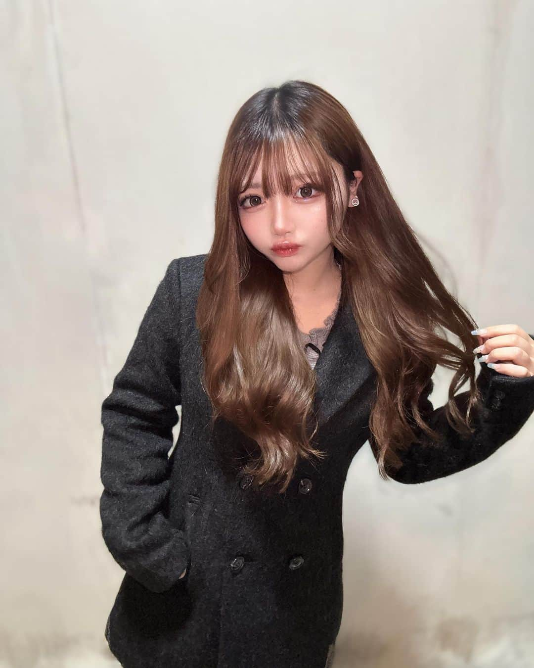 中明佑里花のインスタグラム：「結局黒に落ち着いちゃう、、 形も丈感も大優勝なコートは @blondey_official さんの 🖤」