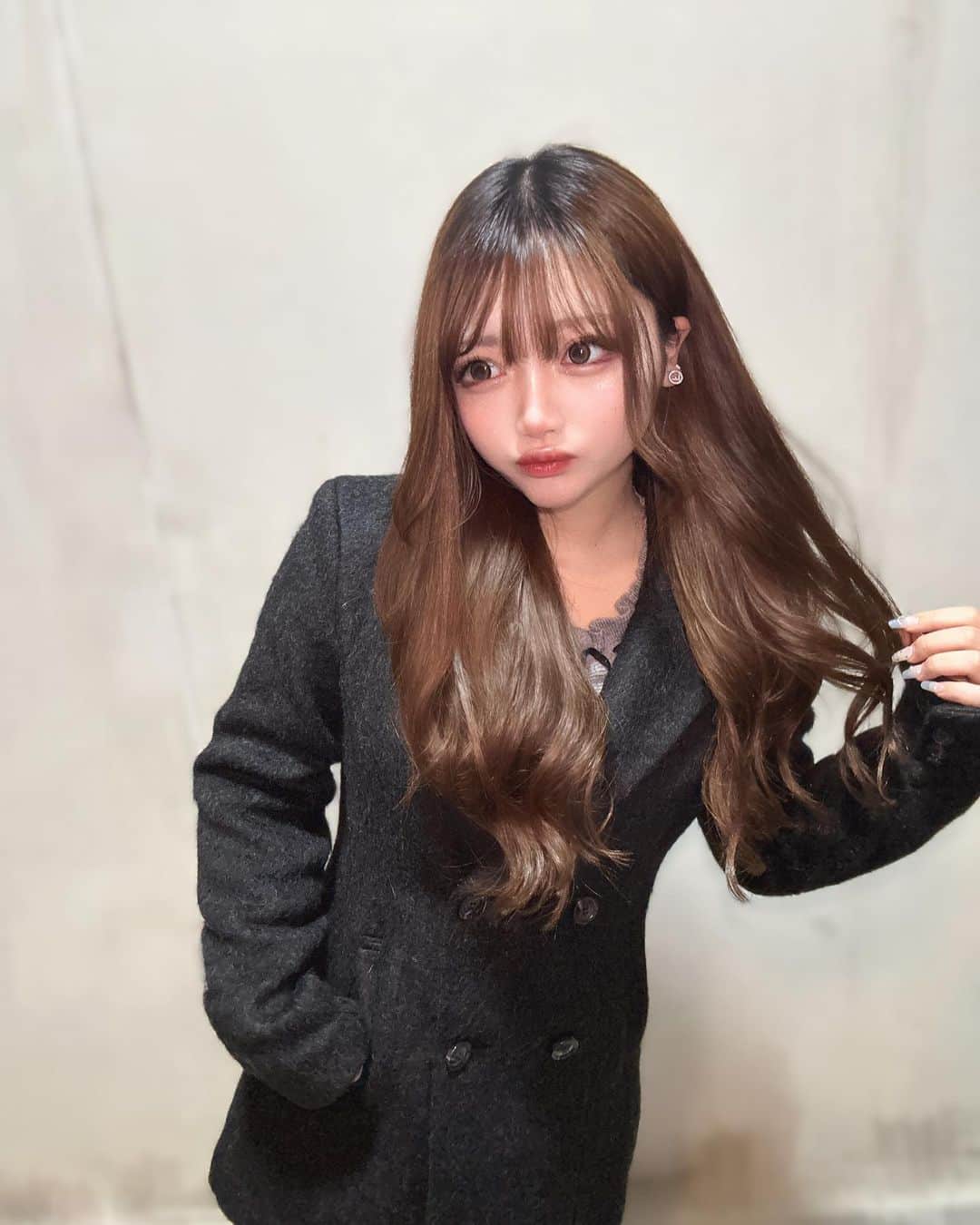 中明佑里花さんのインスタグラム写真 - (中明佑里花Instagram)「結局黒に落ち着いちゃう、、 形も丈感も大優勝なコートは @blondey_official さんの 🖤」12月3日 21時33分 - yurika__0306