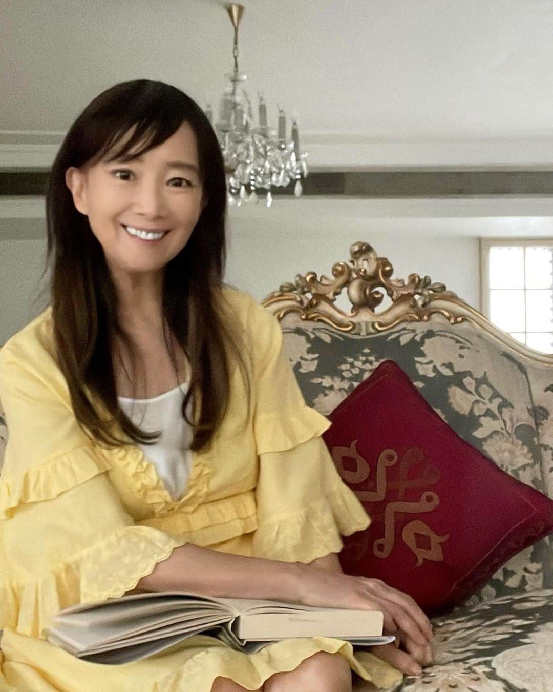 アグネス・チャンのインスタグラム：「Reading is my favorite past time. Help your children to love reading g, and they will never be lonely.」