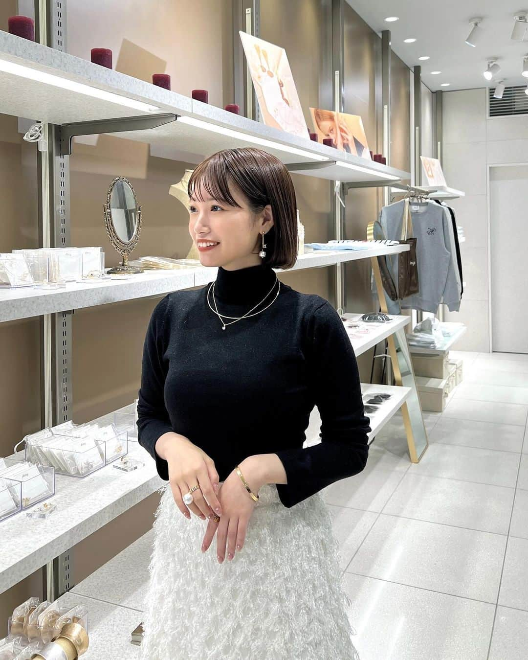 朝長美桜さんのインスタグラム写真 - (朝長美桜Instagram)「今日の店頭コーディネート👗  monotone🤍🖤  バックスタイルがとっても可愛いトップスで長めのリボンになっているのもポイントです🎀♡ ちょっとラメが入ってきてキラキラなのも◎✨  シンプルかつどこかエッジの効いた服が好き☺️  スカートもシャギーでふわふわでお気に入りです♡  popupもこれで最後だから、 店頭コーデを考えるもの今回で終わりかぁ、、と思うと毎朝寂しい気持ちになります😔 あと、3日間♡ 楽しんでいただけますように、、 ぜひ最後にAmyの世界観を感じに遊びに来て下さいね🥰  明日は、18:00〜21:00です！渋谷スクランブルスクエア5階でお待ちしています🫶🏻  今日も沢山の方々にお会いできて、一緒にアクセ選べて幸せでした。 ありがとうございます♡  #snidel#スナイデル#Amy#Amyaccessory#渋谷スクランブルスクエア#popup」12月3日 21時34分 - miochan_0517