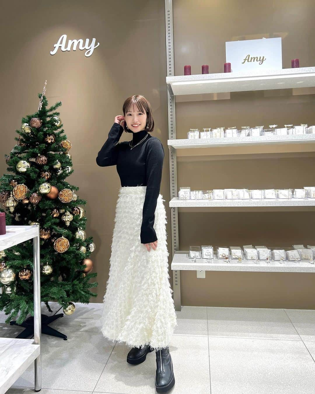 朝長美桜さんのインスタグラム写真 - (朝長美桜Instagram)「今日の店頭コーディネート👗  monotone🤍🖤  バックスタイルがとっても可愛いトップスで長めのリボンになっているのもポイントです🎀♡ ちょっとラメが入ってきてキラキラなのも◎✨  シンプルかつどこかエッジの効いた服が好き☺️  スカートもシャギーでふわふわでお気に入りです♡  popupもこれで最後だから、 店頭コーデを考えるもの今回で終わりかぁ、、と思うと毎朝寂しい気持ちになります😔 あと、3日間♡ 楽しんでいただけますように、、 ぜひ最後にAmyの世界観を感じに遊びに来て下さいね🥰  明日は、18:00〜21:00です！渋谷スクランブルスクエア5階でお待ちしています🫶🏻  今日も沢山の方々にお会いできて、一緒にアクセ選べて幸せでした。 ありがとうございます♡  #snidel#スナイデル#Amy#Amyaccessory#渋谷スクランブルスクエア#popup」12月3日 21時34分 - miochan_0517