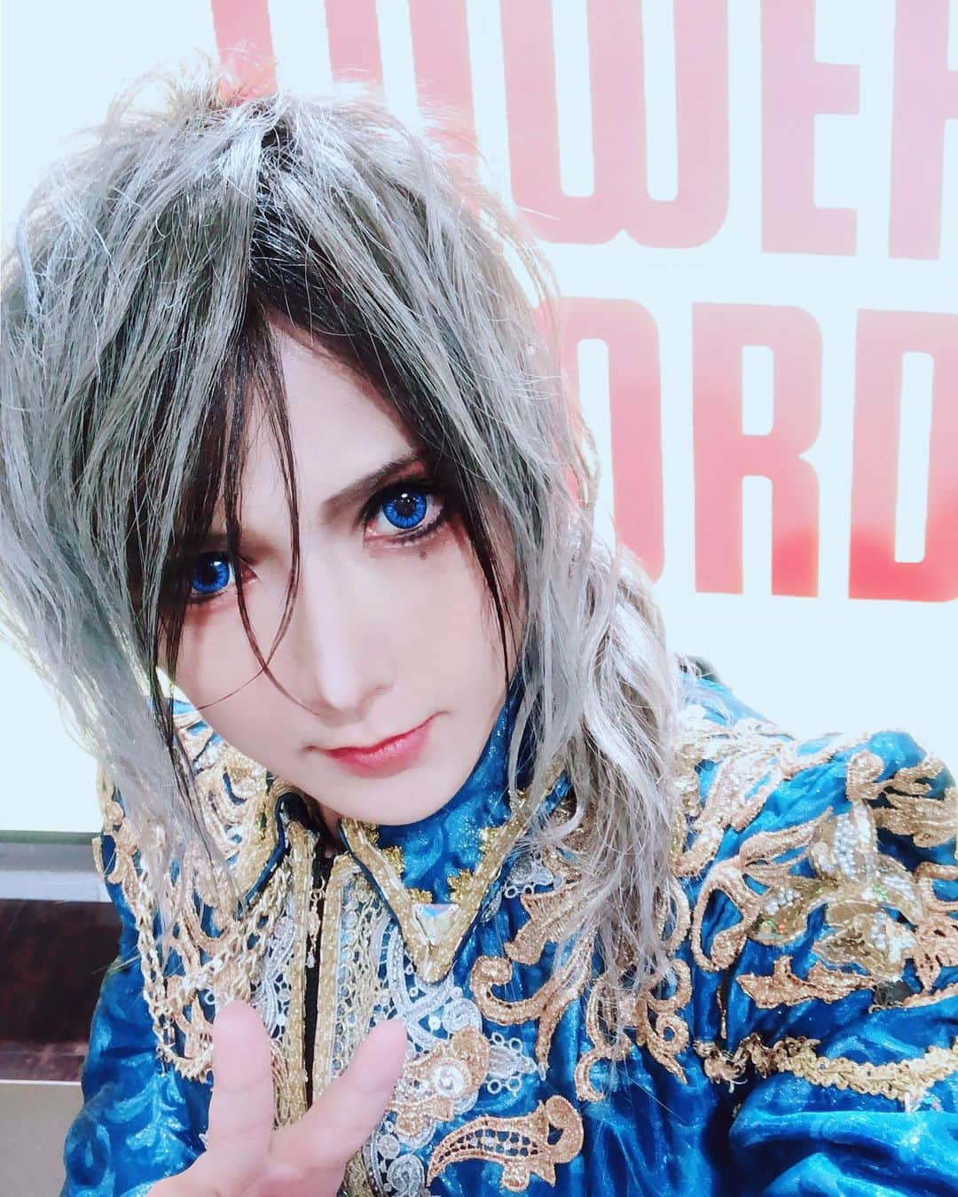 TERUさんのインスタグラム写真 - (TERUInstagram)「タワーレコード渋谷店でのインストアイベントの写真！(。・_・。)/🌹 会えて嬉しかった❤️ありがとうございました！ #Versailles」12月3日 21時43分 - teru_official