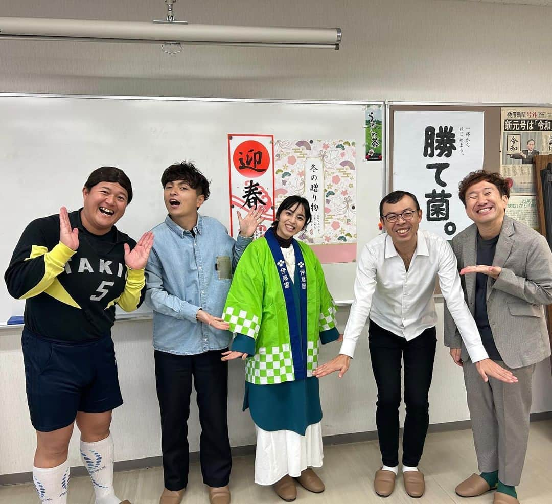 新郷桃子さんのインスタグラム写真 - (新郷桃子Instagram)「××× . オチャらけライブお腹よじれるくらい笑った〜 生のお笑いってほんと天才的におもしろいよね。 しかもしゃかりきとジョイマンなんて豪華すぎた〜☺️❤️ 嬉野市×伊藤園さんの素晴らしいイベント。 "嬉野茶で健康宣言イベントうれしのチャチャチャ！🍵"  ジョイマンさん、しゃかりきさん皆さん優しくて気さくで 色々と助けてくれて最高に楽しい１日でした！🫶🙏 #佐賀県#嬉野市 #嬉野 #お茶#嬉野茶 #伊藤園 #お笑い  #しゃかりき #ジョイマン」12月3日 21時36分 - rinnnnn01