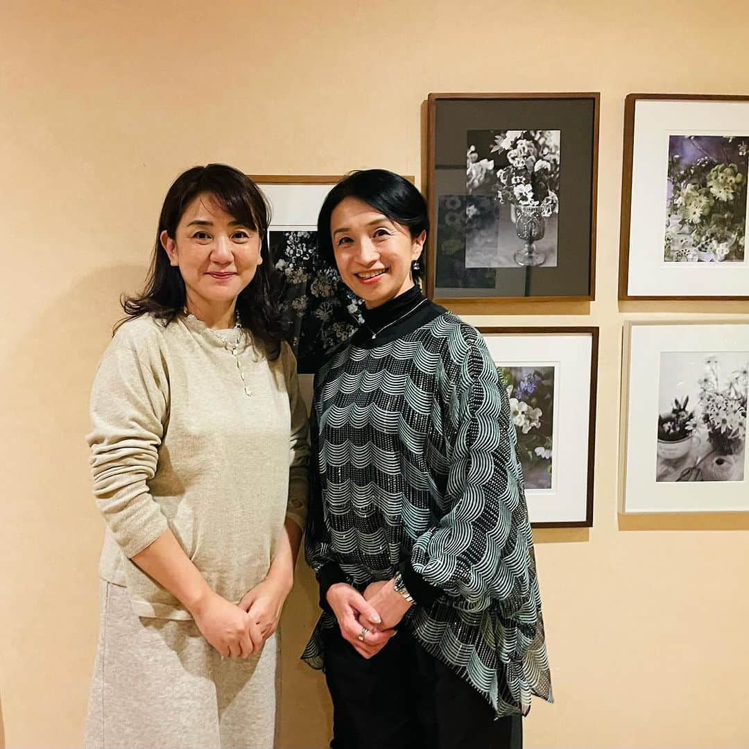 井脇幸江さんのインスタグラム写真 - (井脇幸江Instagram)「写真家、今道しげみさんにお招きいただき、音楽やバレエなど、芸術を楽しむお仲間たちと、楽しいひと時を過ごして来ました🍷🥰💞  @livingphoto88   しげみさんのお写真は、被写体のみならず、小物から窓枠など、全てがしげみさんご自身がアイデアを出して作られています。  日々どのようにしてインプットをしているのか？貴重なお話を伺う事ができました🌈💖☺️  お手製のお料理も、彩りが美しくて美味しくて😊仲間たちとたくさん笑いながら、大人の会話を楽しんできました🌏🌷💓  これから、長いお付き合いが出来たら嬉しいです🥰  #Ballet #Dancer #バレエ #バレエダンサー #芸術 #芸術観賞 #舞台 #stage #トスカ #大人 #美の世界 #四ッ谷 #Iwaki Ballet Company #IBC #バレエスタジオ #バレエ教師 #バレエ教室 #美しい #楽しい #人生 # 健康 #東京 #井脇幸江 #今道しげみ #写真家 #手料理 #大人の会話」12月3日 21時36分 - yukie.iwaki