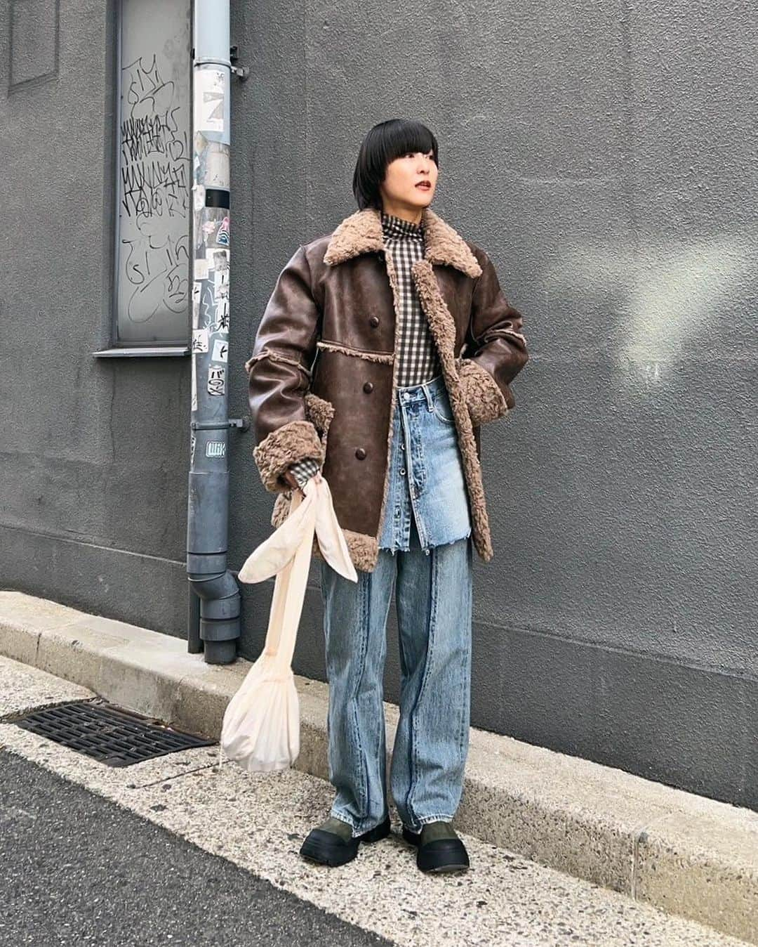 MOUSSY SNAPのインスタグラム：「#MOUSSYSNAP @kahori_1027 160cm  ・FAUX LEATHER BONDING JACKET(010GAG30-6360) ・MOTION CHECK BODYSUIT(010GAS80-5520) ・DENIM BELT SKIRT(010GAG11-5270) ・HIGH WAIST REMAKE LOOSE STRAIGHT(010GA611-5250) ・CHUNKY RUBBER BOOTS(010GAT52-5430) 全国のMOUSSY店舗／SHEL'TTER WEBSTORE／ZOZOTOWNにて発売中。  #MOUSSY #MOUSSYJEANS」