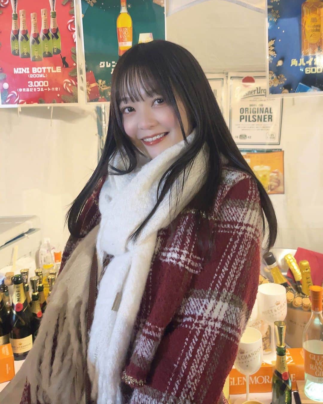 和智日菜子のインスタグラム：「・ ・ ・ ・  今日は仲良しの綾音ちゃんが Christmas loop top marketに出店してたので 遊びに行って来ました🥂♡  顔見知りの方もイベントに来ていて、 お喋りするの楽しかった🥺  急遽ステージでも歌わせて頂くことになって 特別な1日になりました🎤♡  綾音ちゃん3日間、お疲れ様でした🍵🫧  明日からまた1週間頑張るぞ〜っっ  #instagram #instagood #instalike #ootd #좋아요그램 #좋아요반사 #좋아요테러 #좋반 #오오티디룩#いいね返し #단발머리 #미용실 #데일리룩 #머리스타그램 #좋아요폭탄 #팔로우미 #셀카 #셀끼꾼 #02년 #02 #いいね返し #路上ライブ #シンガー #クリスマスコーデ #クリスマスイベント #彼氏とデートなうに使っていいよ」