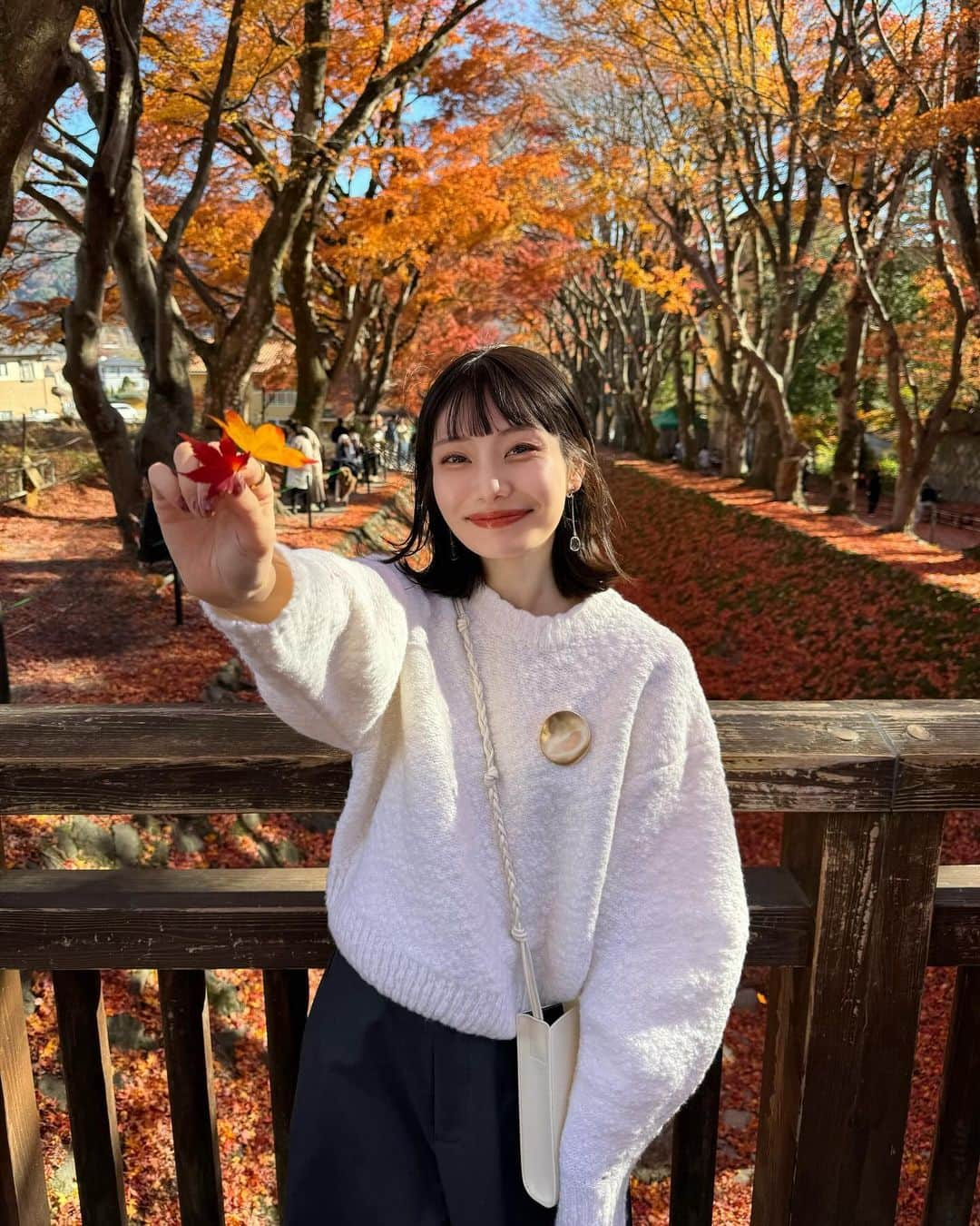 まるさんのインスタグラム写真 - (まるInstagram)「ㅤ ㅤ もみじ回廊🍁♡ ㅤ ㅤ紅葉が本当に綺麗で感動した！🥹 みんなにも是非行ってみてほしいナ〜 ㅤ 拾ったお気に入りもみじをずっと持ち歩いてた👣笑  ㅤ  #もみじ回廊 #河口湖もみじ回廊」12月3日 21時38分 - marumaru1530