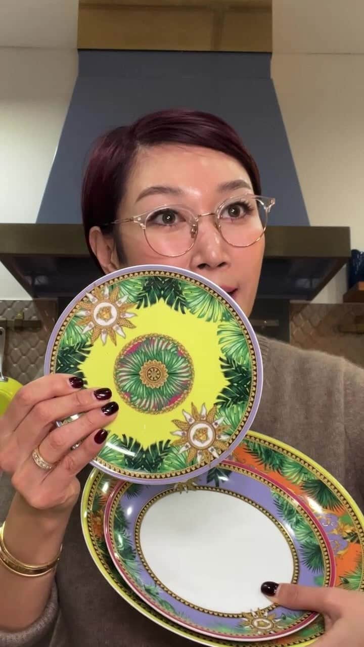ピョン･ジョンスのインスタグラム：「뭐라구요?? 접시가 10만원대라구요?? 베르사체 전제품중에 이쁜이들만 픽했죠 단품부터 세트까지 쫙 보여드렸어요  원하시는 단품들 잘 선택해보세요  음식이 담겼을때 품격이 다릅니다   세트 구성에 A/B는 전세트 다 들어있어요  (보석함선물과함께38%까지 ) 하나씩 담기힘드신분들 추천 !! C세트는 컵4세트만 원하시는분들  (선물과 39%까지 함께 합니당 ) 145년 전통의 로젠탈x베르사체  벌써 베르사체는 45주년 입니다 😱 크리스마스를 더욱 멋스럽게 준비하세요  집들이 선물로도 최고지요!! 남들 못하는 선물이 짱입니닽」