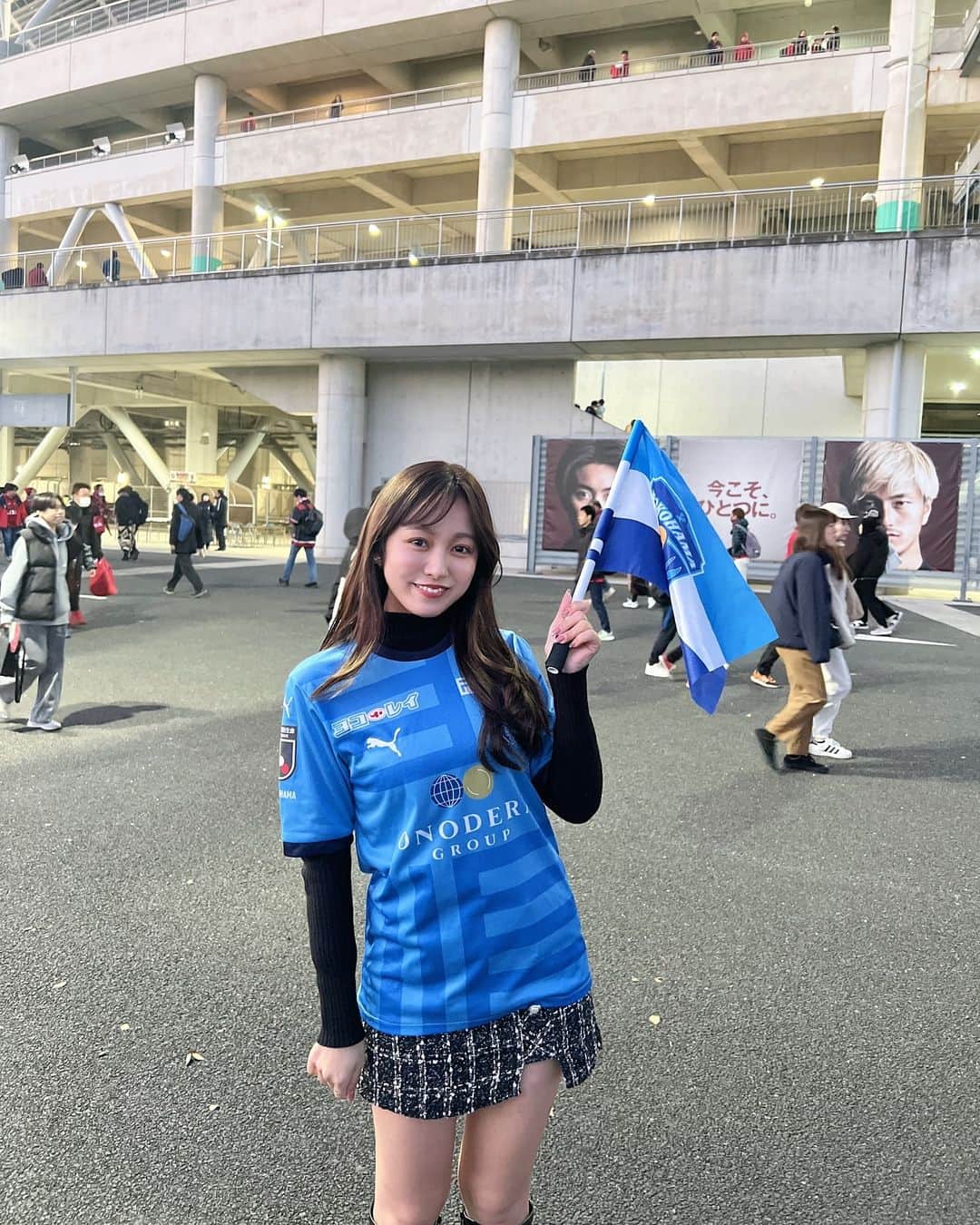 三田萌日香のインスタグラム：「横浜FCの選手、サポーターの皆様 1年間お疲れ様でした✨  試合が終わった後も鳴り止まないチャントに胸を打たれました。また皆さんと笑いたい☺️  絶対に1年で戻りたい！ 横浜FCが大好きです！ 1年間ありがとうございました🫶 #yokohamafc」