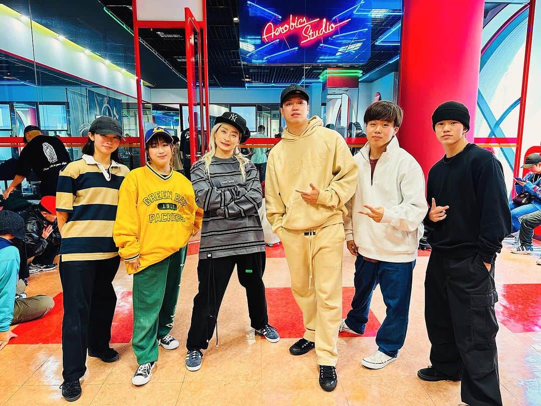 ゆーやのインスタグラム：「REAL CRIMEの オリジナルメンバーYURIEと 若手組織REAL CRIME squadと📸  教え子がこうして 同じチームで活躍出来るのは 嬉しいね  これからいろんな現場に 現れます！  楽しみだ  @the.battle_official  優勝おめでとう㊗️  #そろそろ動きますか  #久しぶりのバトル  #どこに行こうかな  #楽しみだ  #realcrime #bboy #bgirl #breakin #thebattle」