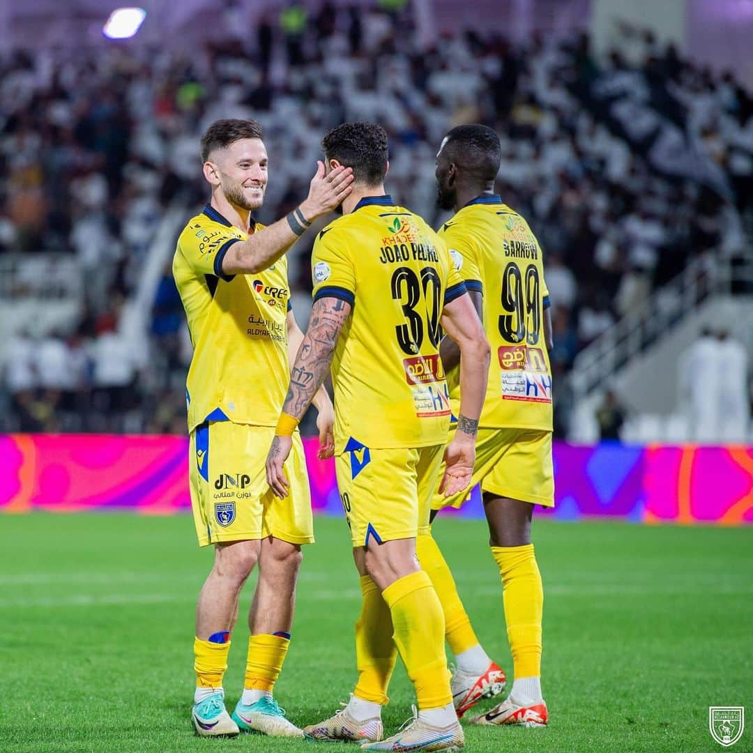 アルバロ・メドランさんのインスタグラム写真 - (アルバロ・メドランInstagram)「We needed it , we did it.  +3 💪🏼💛🐺 @altaawounfc   📸: @naif_omim」12月3日 21時42分 - alvaromedran