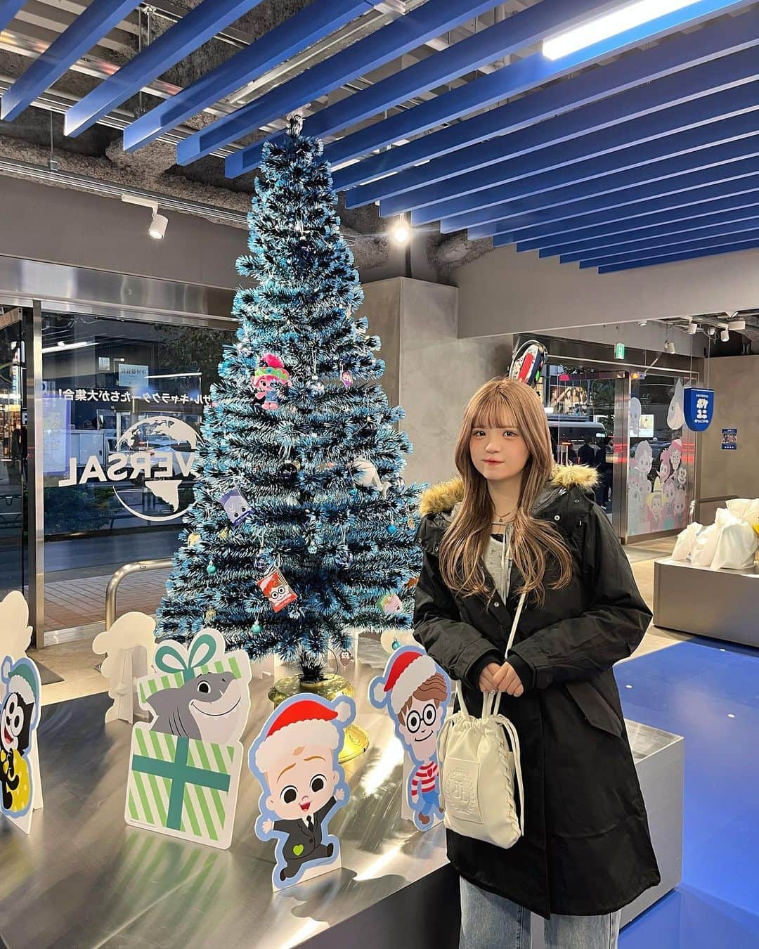 砂糖華さんのインスタグラム写真 - (砂糖華Instagram)「水色のクリスマスツリー🎄❄️ ‪　　　　　‬ ポケユニがクリスマス仕様になってて可愛かった〜🎅🏻💘 ‪　　　　　‬  ‪　　　　　‬ 【ポケユニとは】ユニバーサルの人気キャラクターたちがポケットサイズになった新ブランドだよ🧸  #ポケユニクリスマス キャンペーンが原宿と大阪で開催中！ ‪　　　　　‬ 映えスポットとかわいい商品がたくさんあるよ💞 期間は12/25までだからぜひ行ってみてね➰  ‪　　　　　‬ @pokeuni_official @pokeuni_store  ‪　　　　　‬ ‪　　　　　‬ #ポケユニ #ポケットユニバーサル #ポケュニクリスマス #together247」12月3日 21時45分 - __162cm_