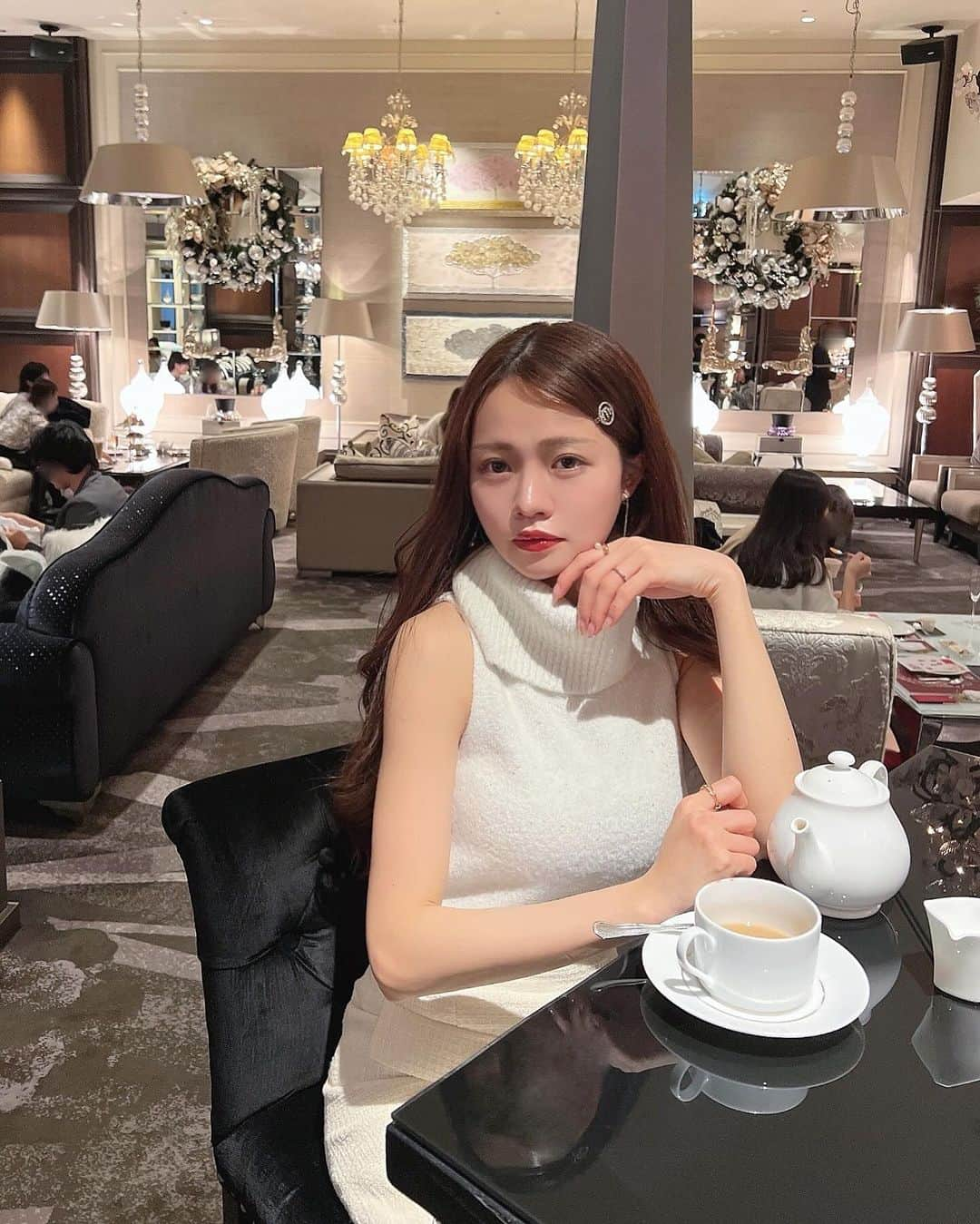 Isakoさんのインスタグラム写真 - (IsakoInstagram)「おでこ出して大人っぽく💞🎄  大好きな子とお気に入りのNew York Lounge🍽️ 可愛いニットは#snidel 👗  相変わらずお肌の調子が抜群に良いのは、 毎月欠かさずに通っているスキンクリニック🏥 @dahliagsc さんのおかげ💞 いつもレーザーフェイシャルと ピーリングをお願いしています☺️ 今月も予約しないと✨✨  ootd knit @snidel_official  skirt @dinoble_official  bag @fendi  　 　  #アフタヌーンティー#東京カフェ#インターコンチネンタル#インターコンチネンタル東京ベイ#スナイデル#クリスマス」12月3日 21時46分 - ichaaako