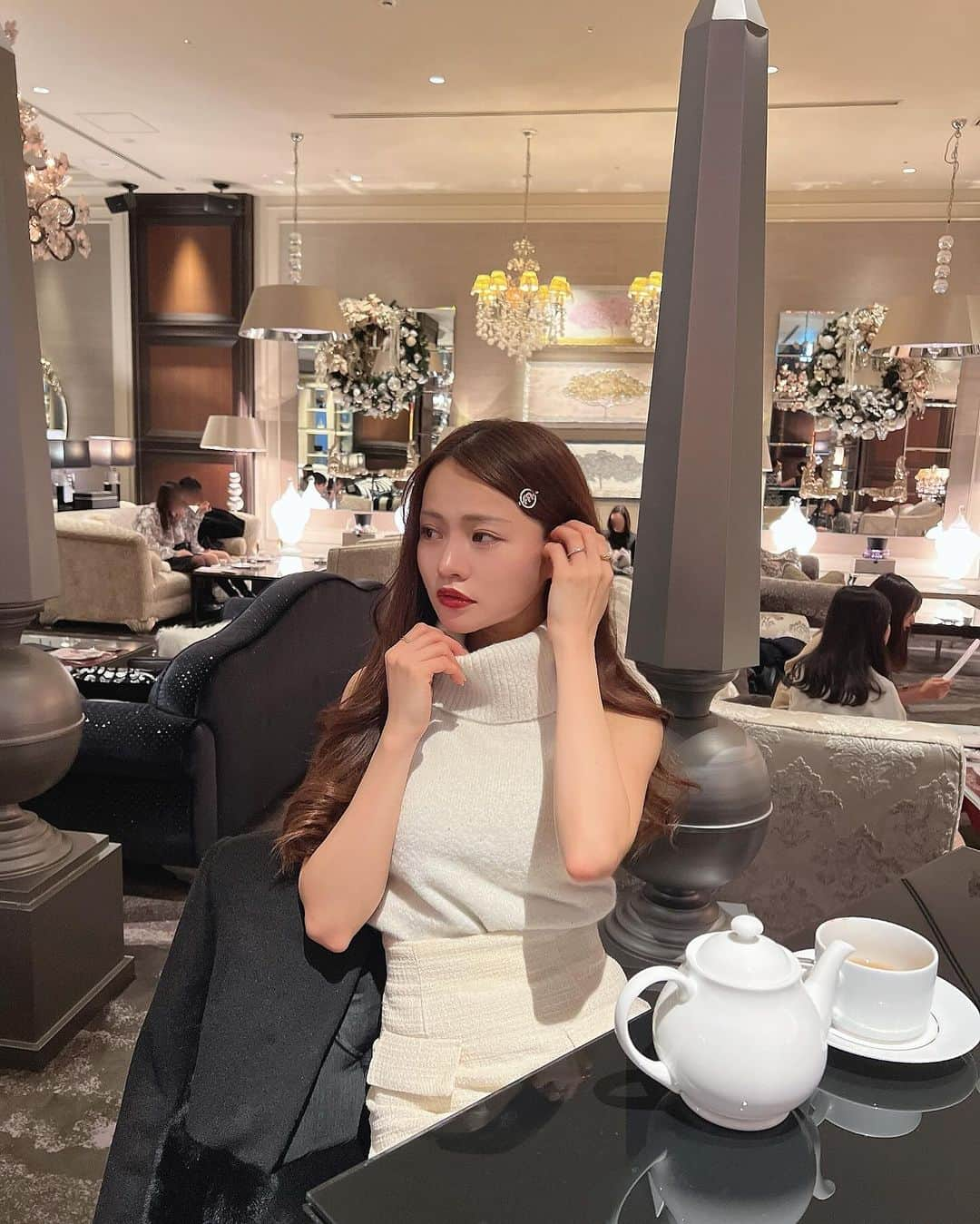 Isakoさんのインスタグラム写真 - (IsakoInstagram)「おでこ出して大人っぽく💞🎄  大好きな子とお気に入りのNew York Lounge🍽️ 可愛いニットは#snidel 👗  相変わらずお肌の調子が抜群に良いのは、 毎月欠かさずに通っているスキンクリニック🏥 @dahliagsc さんのおかげ💞 いつもレーザーフェイシャルと ピーリングをお願いしています☺️ 今月も予約しないと✨✨  ootd knit @snidel_official  skirt @dinoble_official  bag @fendi  　 　  #アフタヌーンティー#東京カフェ#インターコンチネンタル#インターコンチネンタル東京ベイ#スナイデル#クリスマス」12月3日 21時46分 - ichaaako