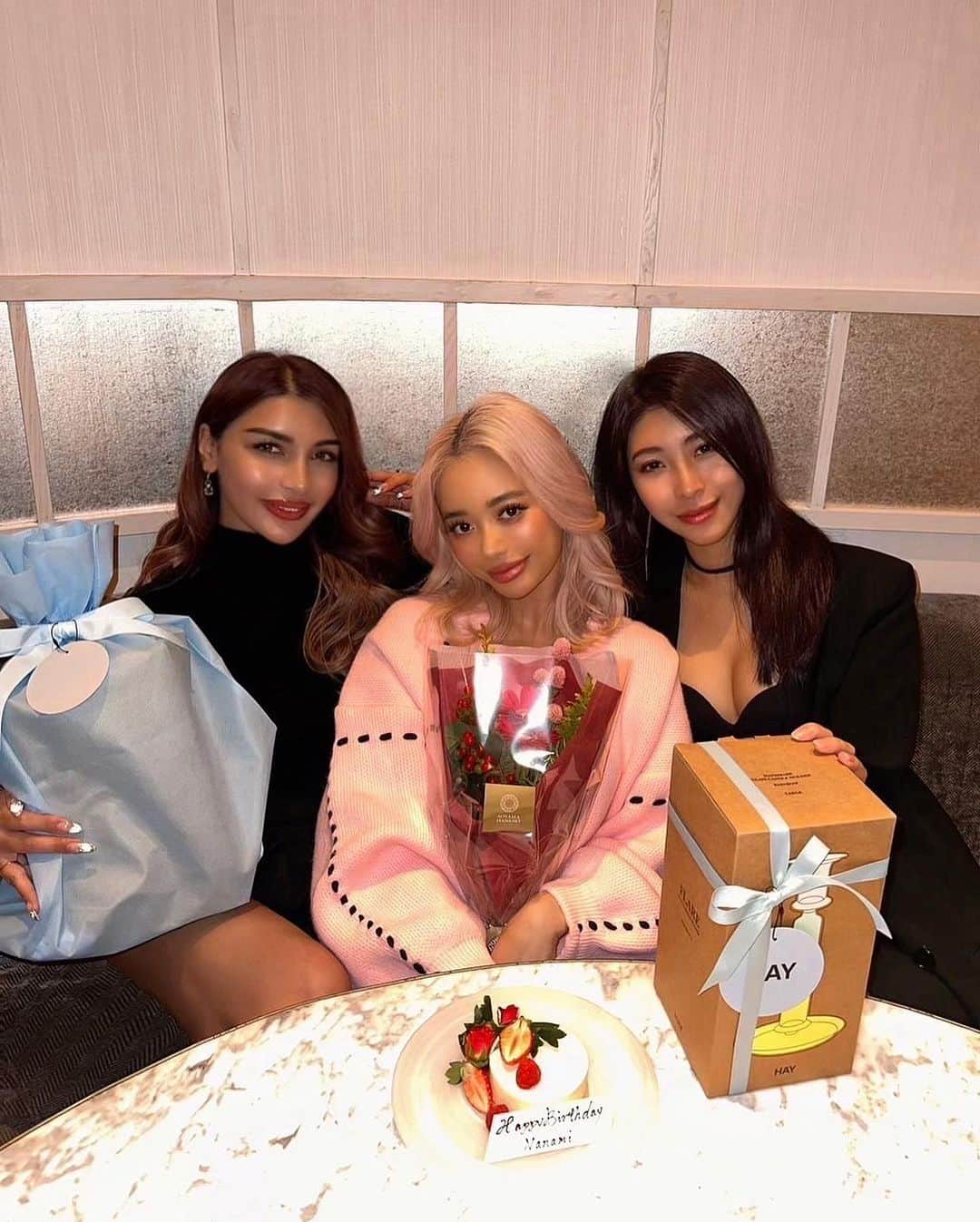 NANAMIさんのインスタグラム写真 - (NANAMIInstagram)「BD lunch 💗  .  with  @mothafuckin_princess  @yuna___kwon」12月3日 21時47分 - boooo1114music