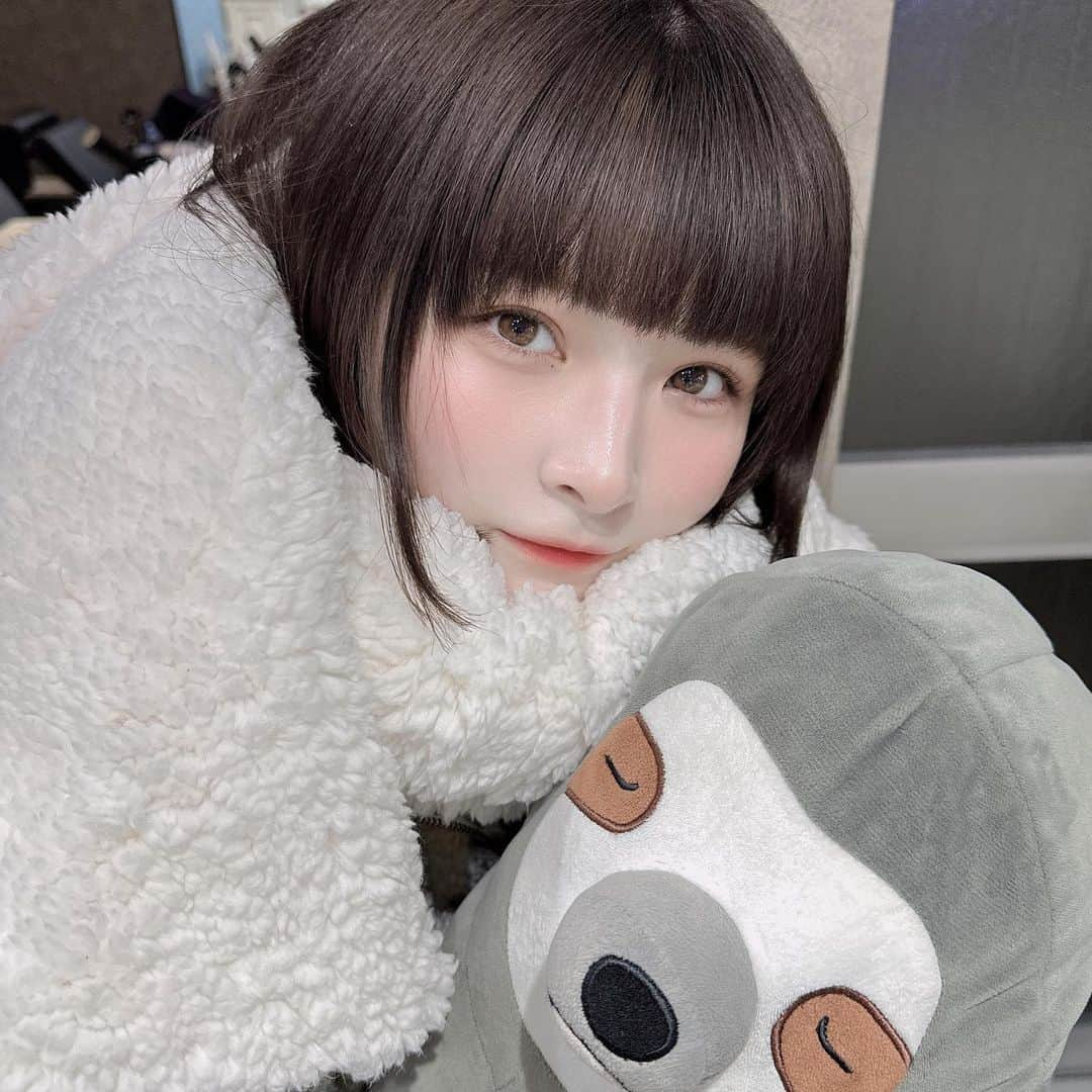 ひっそりゆうみのインスタグラム：「.  美容院行ってきたよ🐶🐾 髪の毛も綺麗だし、メイクの仕方も変えてみたんだ〜 わかる…❔かわいいー❔(メンヘラ彼女感)」