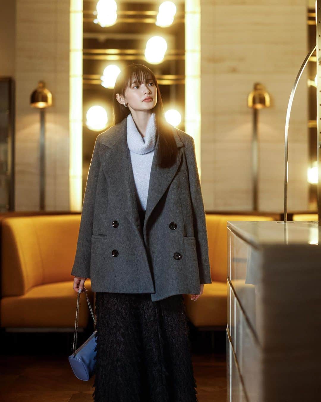 スナイデルのインスタグラム：「.  HOLIDAY SEASON DATE 特別な日に選びたいデート服  いつもと違うちょっと特別なデートの日は とびきり可愛い自分でいたい。  そんな時こそ自信を与えてくれるSNIDELのアイテムを纏って。  .  お店の灯りに映える、ラメが繊細に煌めくニット。タートルだけどノースリーブ、という 計算された肌見せデザインが思わず見惚れるような女らしい雰囲気を醸し出します。  テーラードタイプのコートできちんと見せつつ、 素材に表情のあるスカートで華やかに。  Coat 27,940yen Knit 11,880yen Skirt 17,930yen Bag 10,780yen Earring 4,070yen Shoes 25,300yen  ＜LIMITED SHOPPER＞  全国の店舗でお買い上げのお客様に ホリデー限定ショッパーをプレゼントいたします🛍♡  S、M、Lサイズをご用意しております。  ＜LIMITED NOVELTY＞  33,000(税込)をお買い上げお客様に ホリデー限定ノベルティをプレゼント🎁✨  ■ホリデー限定ヘアピン PNK,LAVの2色からお選びいただけます。  ※なくなり次第終了となります。 店舗限定のため、オンラインでの購入は対象外です。    #23WinterSNIDEL #SNIDEL#スナイデル#winter @marshmallow_presscat @snidel_home_official @snidelbeauty @usagionline」