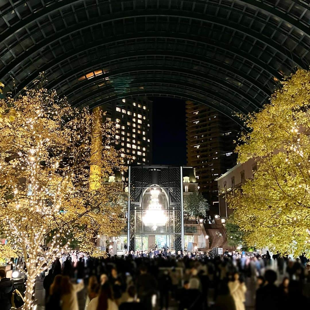 田中香子さんのインスタグラム写真 - (田中香子Instagram)「バカラシャンデリアの前で ゴスペルコンサート🔔🎶 気分は一気にクリスマス♡  #ゴスペル #バカラシャンデリア #baccarat  #ebisugardenplace」12月3日 21時49分 - soo.yt