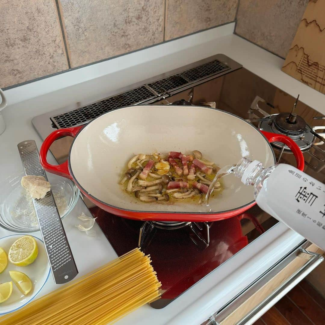 Tesshiさんのインスタグラム写真 - (TesshiInstagram)「お鍋ひとつでレモンミルクスパゲッティ One pot lemon milk spaghetti #yummy #homemade #healthy #pasta #spaghetti #lemon #onepotpasta #onepotmeal #おいしい #パスタ #スパゲッティ #レモン #ワンパンパスタ #ワンパンレシピ #マカロニメイト #フーディーテーブル #手作り  爽やかレモンがいい感じです🤤 オリーブオイル大2、にんにく1かけ、ベーコン40g、好きなきのこひとつかみ、水1カップ、牛乳1カップ、麺100g、塩ひとつまみ、途中でブロッコリーひとつかみ、レモン好きなだけ、粉チーズやパルミジャーノ・レッジャーノ、塩胡椒など 2 tbsp olive oil, 1 clove garlic, 40g bacon, a bunch of Shimeji mushrooms, 1 cup water, 1 cup milk, 100g spaghetti, a pinch of salt, a bunch of broccoli, lemon juice, Parmigiano Reggiano, salt and pepper…」12月3日 21時51分 - tmytsm