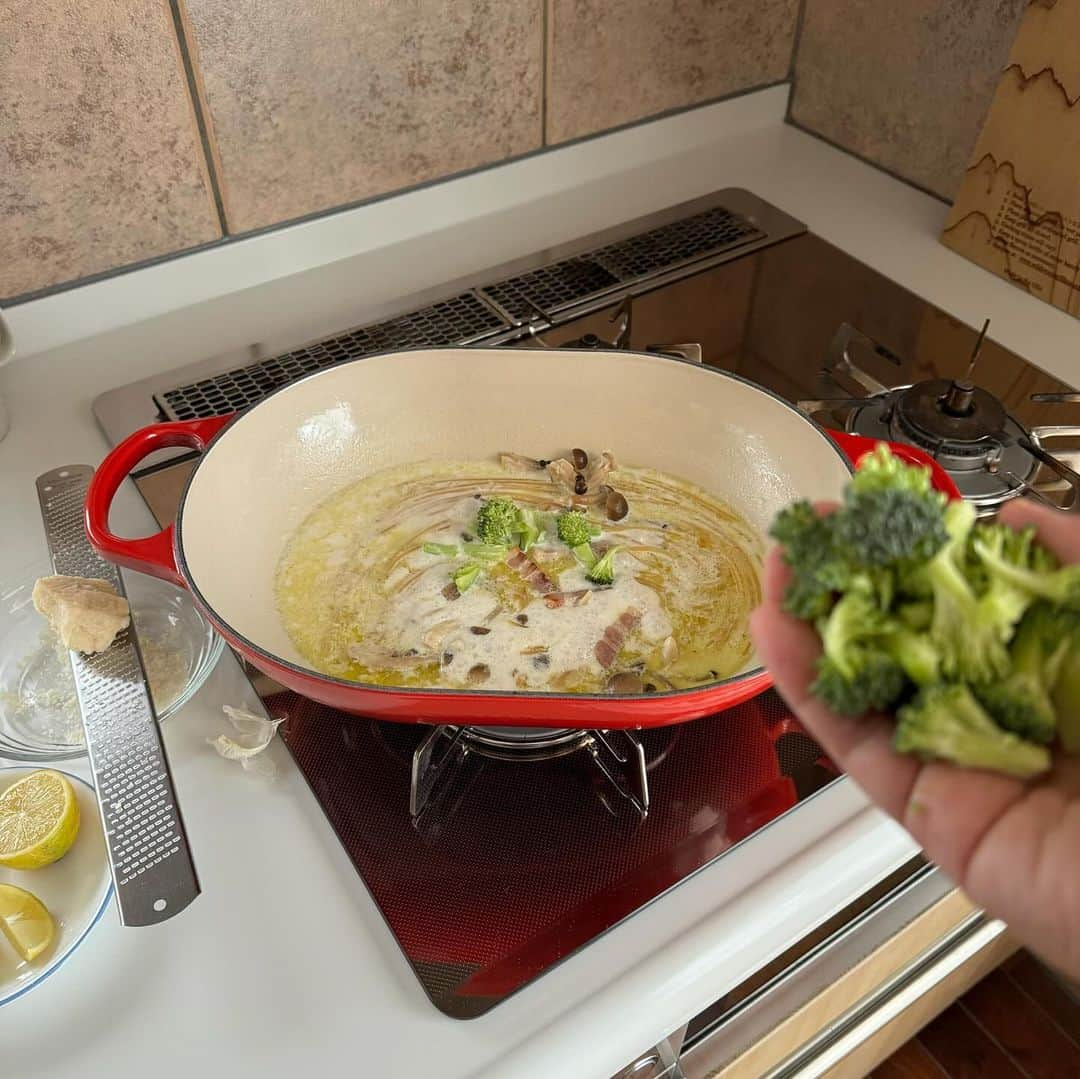 Tesshiさんのインスタグラム写真 - (TesshiInstagram)「お鍋ひとつでレモンミルクスパゲッティ One pot lemon milk spaghetti #yummy #homemade #healthy #pasta #spaghetti #lemon #onepotpasta #onepotmeal #おいしい #パスタ #スパゲッティ #レモン #ワンパンパスタ #ワンパンレシピ #マカロニメイト #フーディーテーブル #手作り  爽やかレモンがいい感じです🤤 オリーブオイル大2、にんにく1かけ、ベーコン40g、好きなきのこひとつかみ、水1カップ、牛乳1カップ、麺100g、塩ひとつまみ、途中でブロッコリーひとつかみ、レモン好きなだけ、粉チーズやパルミジャーノ・レッジャーノ、塩胡椒など 2 tbsp olive oil, 1 clove garlic, 40g bacon, a bunch of Shimeji mushrooms, 1 cup water, 1 cup milk, 100g spaghetti, a pinch of salt, a bunch of broccoli, lemon juice, Parmigiano Reggiano, salt and pepper…」12月3日 21時51分 - tmytsm