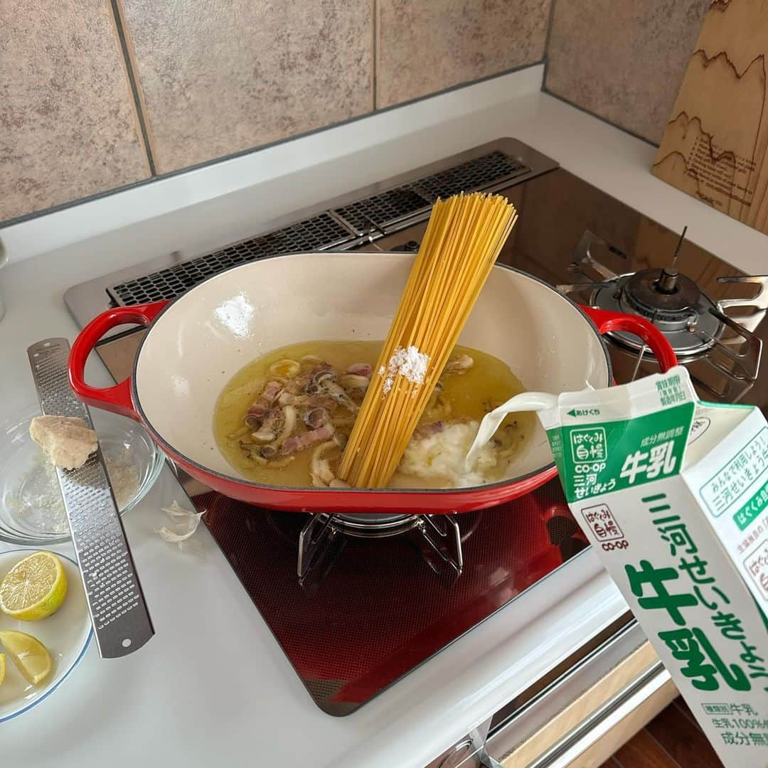 Tesshiさんのインスタグラム写真 - (TesshiInstagram)「お鍋ひとつでレモンミルクスパゲッティ One pot lemon milk spaghetti #yummy #homemade #healthy #pasta #spaghetti #lemon #onepotpasta #onepotmeal #おいしい #パスタ #スパゲッティ #レモン #ワンパンパスタ #ワンパンレシピ #マカロニメイト #フーディーテーブル #手作り  爽やかレモンがいい感じです🤤 オリーブオイル大2、にんにく1かけ、ベーコン40g、好きなきのこひとつかみ、水1カップ、牛乳1カップ、麺100g、塩ひとつまみ、途中でブロッコリーひとつかみ、レモン好きなだけ、粉チーズやパルミジャーノ・レッジャーノ、塩胡椒など 2 tbsp olive oil, 1 clove garlic, 40g bacon, a bunch of Shimeji mushrooms, 1 cup water, 1 cup milk, 100g spaghetti, a pinch of salt, a bunch of broccoli, lemon juice, Parmigiano Reggiano, salt and pepper…」12月3日 21時51分 - tmytsm