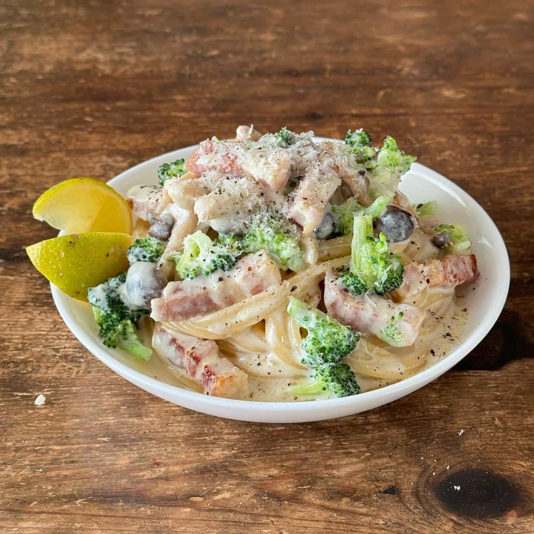 Tesshiさんのインスタグラム写真 - (TesshiInstagram)「お鍋ひとつでレモンミルクスパゲッティ One pot lemon milk spaghetti #yummy #homemade #healthy #pasta #spaghetti #lemon #onepotpasta #onepotmeal #おいしい #パスタ #スパゲッティ #レモン #ワンパンパスタ #ワンパンレシピ #マカロニメイト #フーディーテーブル #手作り  爽やかレモンがいい感じです🤤 オリーブオイル大2、にんにく1かけ、ベーコン40g、好きなきのこひとつかみ、水1カップ、牛乳1カップ、麺100g、塩ひとつまみ、途中でブロッコリーひとつかみ、レモン好きなだけ、粉チーズやパルミジャーノ・レッジャーノ、塩胡椒など 2 tbsp olive oil, 1 clove garlic, 40g bacon, a bunch of Shimeji mushrooms, 1 cup water, 1 cup milk, 100g spaghetti, a pinch of salt, a bunch of broccoli, lemon juice, Parmigiano Reggiano, salt and pepper…」12月3日 21時51分 - tmytsm