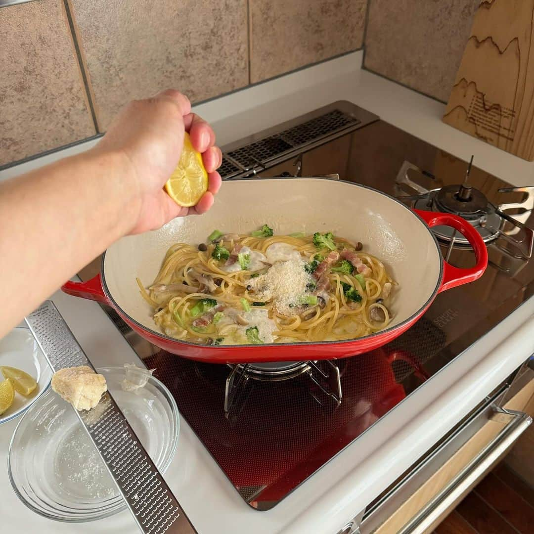 Tesshiさんのインスタグラム写真 - (TesshiInstagram)「お鍋ひとつでレモンミルクスパゲッティ One pot lemon milk spaghetti #yummy #homemade #healthy #pasta #spaghetti #lemon #onepotpasta #onepotmeal #おいしい #パスタ #スパゲッティ #レモン #ワンパンパスタ #ワンパンレシピ #マカロニメイト #フーディーテーブル #手作り  爽やかレモンがいい感じです🤤 オリーブオイル大2、にんにく1かけ、ベーコン40g、好きなきのこひとつかみ、水1カップ、牛乳1カップ、麺100g、塩ひとつまみ、途中でブロッコリーひとつかみ、レモン好きなだけ、粉チーズやパルミジャーノ・レッジャーノ、塩胡椒など 2 tbsp olive oil, 1 clove garlic, 40g bacon, a bunch of Shimeji mushrooms, 1 cup water, 1 cup milk, 100g spaghetti, a pinch of salt, a bunch of broccoli, lemon juice, Parmigiano Reggiano, salt and pepper…」12月3日 21時51分 - tmytsm