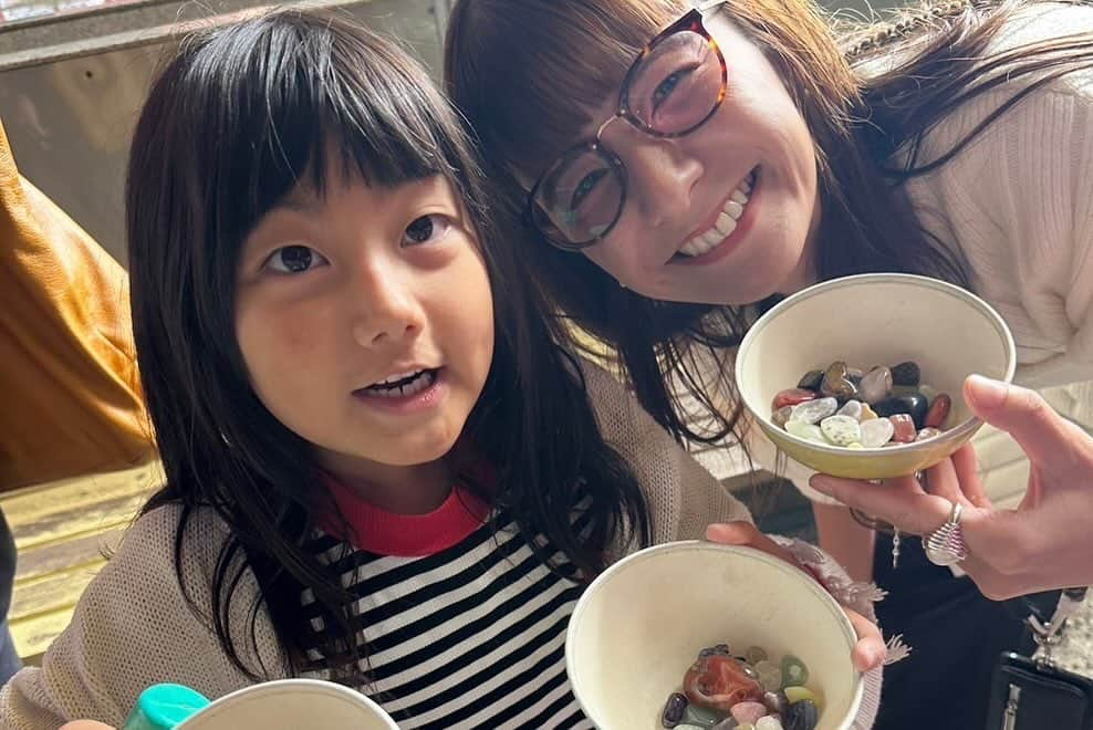 スザンヌさんのインスタグラム写真 - (スザンヌInstagram)「レトロポップ代表遊園地🎡 #だざいふ遊園地  @dazaifuyuenchi  息子ちっちゃい頃よく行ってたけど、姪っ子と久しぶりに💃🕺 宝探ししたり フリーパス駆使して、ぎゅぎゅぎゅっと2、3時間で大満喫♡ 休日でもそんなに並ばず乗れるとこも嬉しい☺️  帰りは #太宰府天満宮  @dazaifutenmangu.official  梅ヶ枝餅頂き、 本当は#太宰府揚子江の豚まん のお父さんお母さんにご挨拶して帰りたかったのだけど♡ こちらは大行列💁‍♀️さすが🙏 だったので また平日改めて行こう！！と遠くから心でばいばーいして♡帰宅。」12月3日 21時51分 - suzanneeee1028