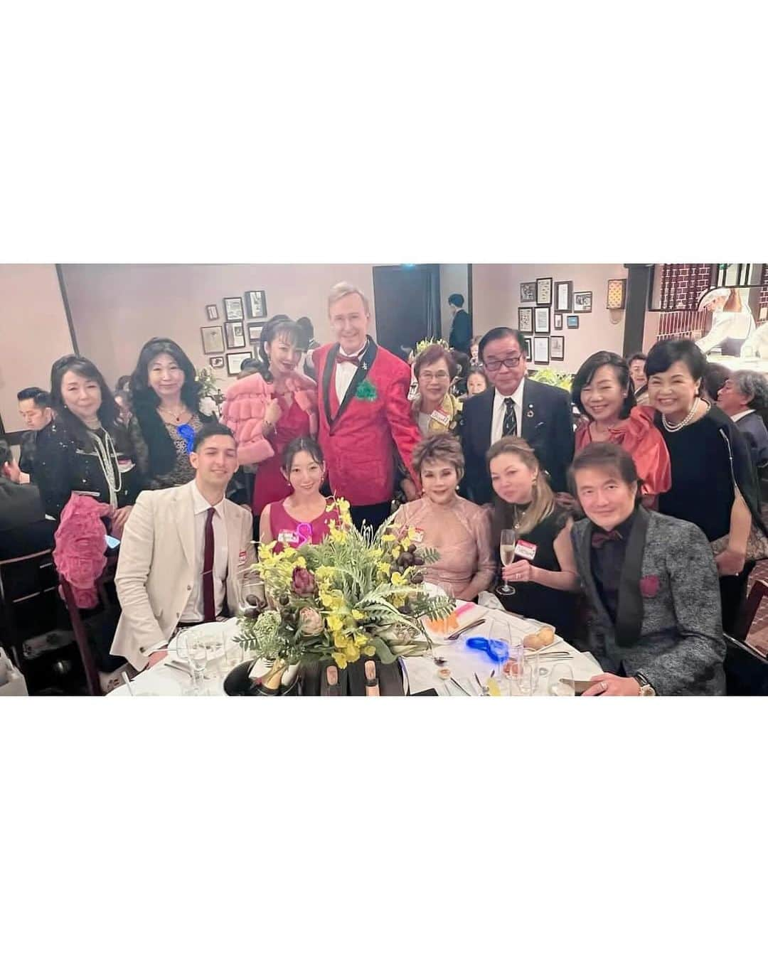 神田うのさんのインスタグラム写真 - (神田うのInstagram)「グレッグ•アーウィンさん💕のクリスマスディナーショー🎄にお招き頂き伺って参りました☺️  いつもお優しいグレッグさん💕の穏やかで素敵な歌声に盛り上がったりウットリだったり☺️いよいよクリスマス到来🎄❣️と感じられる素敵なお時間でした☺️  グレッグさん💕の甘く優しい歌声で歌われた“The baby is born”ではとてもとても感動して涙が溢れてきました😭❤️ グレッグさん💕ご招待下さり素敵なひと時をありがとうございました☺️✨ @gregoryirwin   #グレッグアーウィン さん#gregoryirwin#クリスマスディナーショー#ディナーショー#christmasdinnershow#デヴィ夫人#神田うの#unokanda#クラシカ表参道」12月3日 22時02分 - unokandaofficial