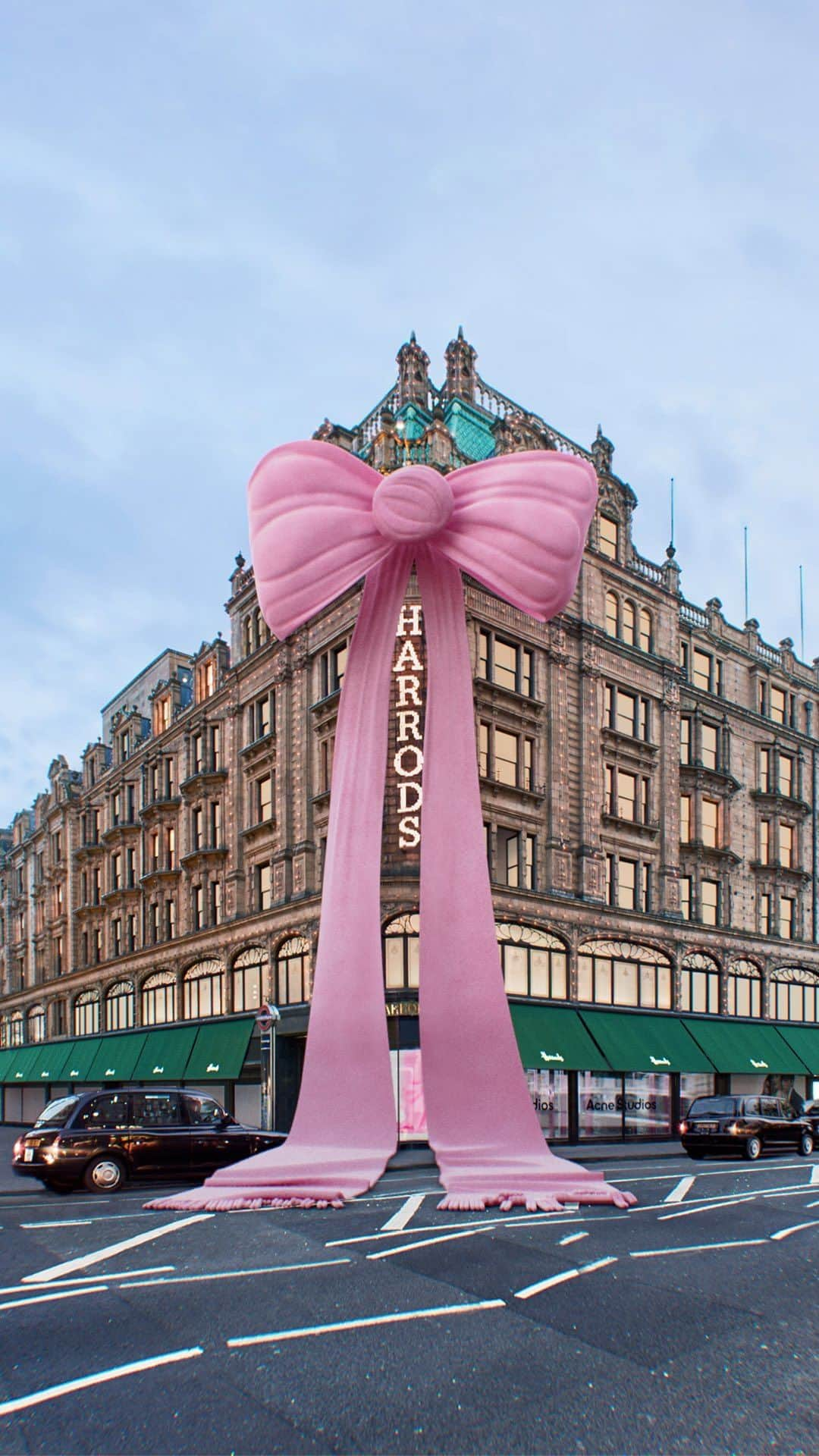 Acne Studiosのインスタグラム：「Hello London, the #AcneStudios Festive Monogram Pop-Up at @Harrods has opened! Discover our personalisation service and get customised scarves for everyone on your list.    The Acne Studios Festive Monogram Pop-Up is located on the Ground Floor of Harrods. Open Monday – Saturday 10:00-21:00 and Sunday 11:30-18:00. Come say hi!」